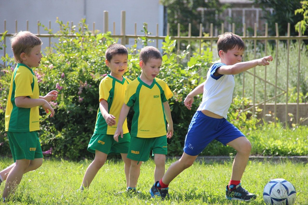 Игры летом в школе. Спортивные и подвижные игры. Занятие спортом школьники. Физическое воспитание детей. Физическая культура в школе.