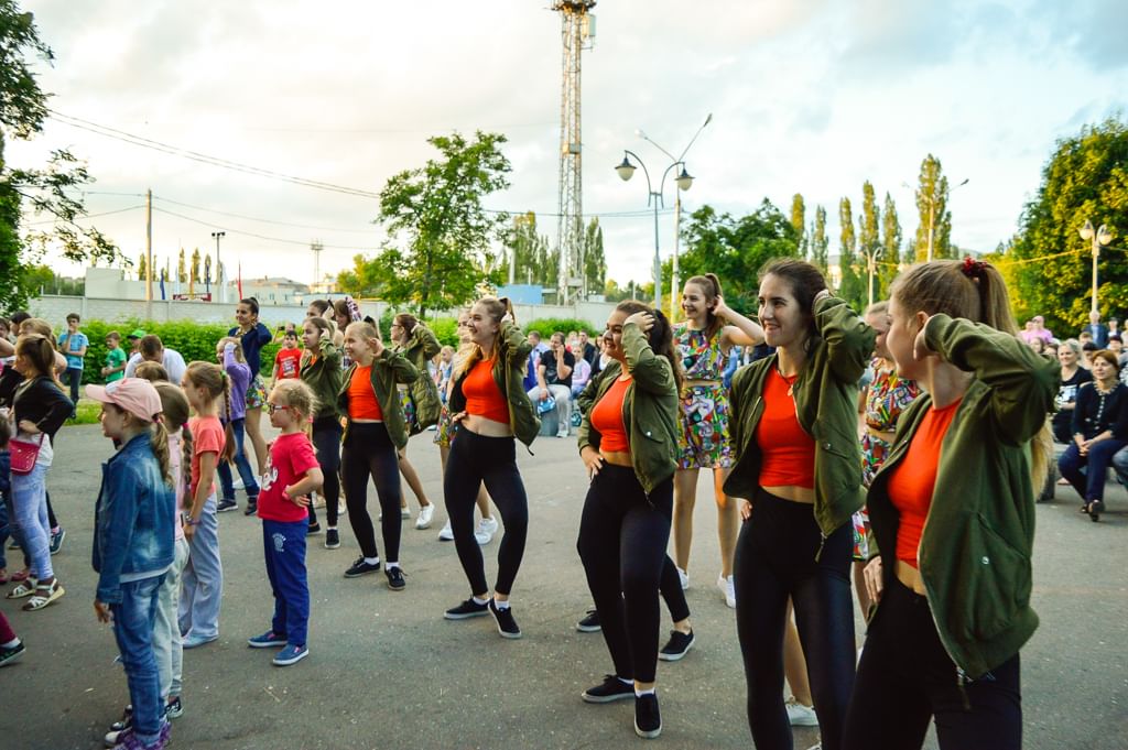 Омск город молодежи. Молодежный город. Культура молодежи. Молодежь в городе. Концерт день молодежи.