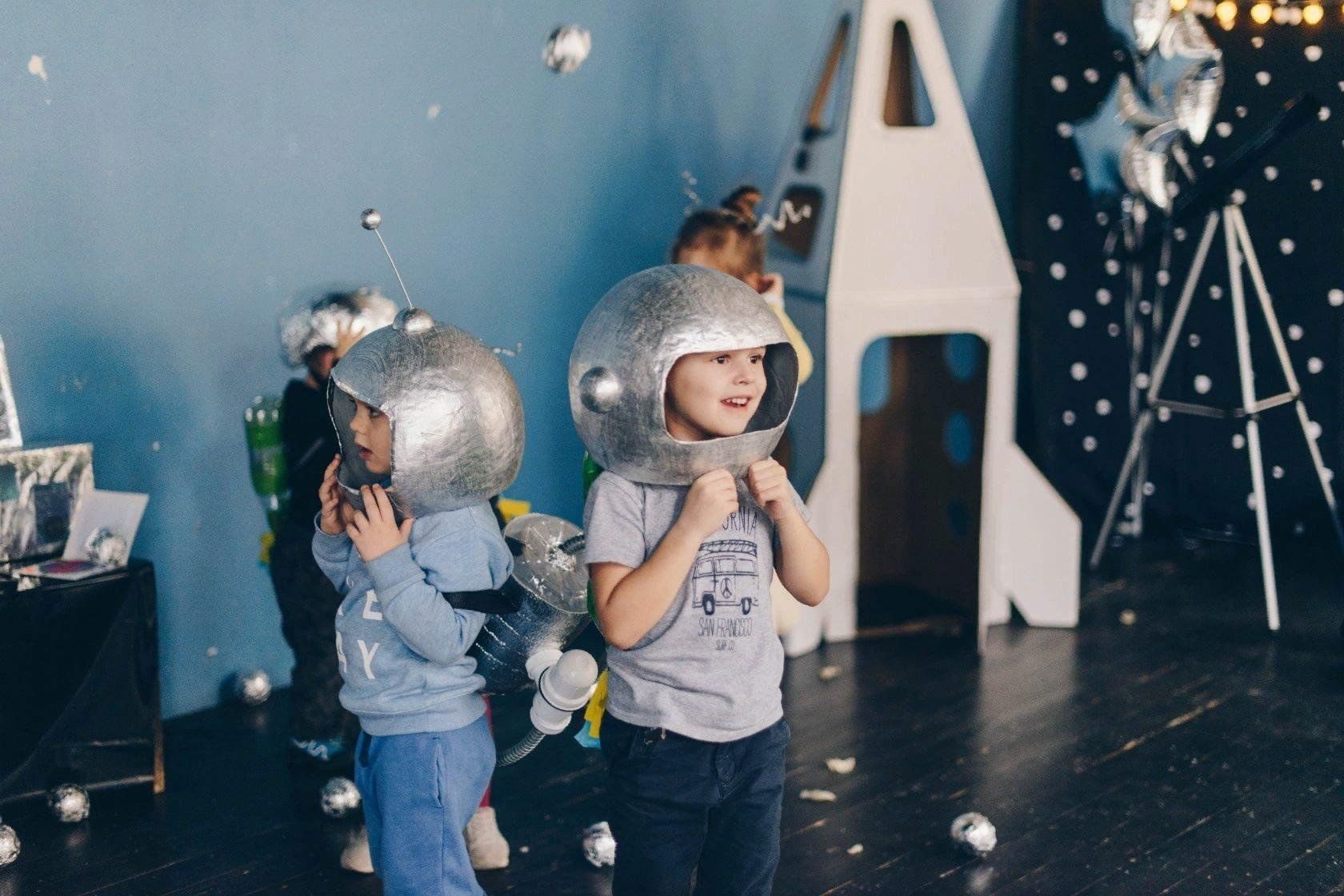 Семейное путешествие в космос. Детская вечеринка в стиле космос. Детский день рождения в стиле космос. Космическая вечеринка для детей. Праздник в стиле космос.