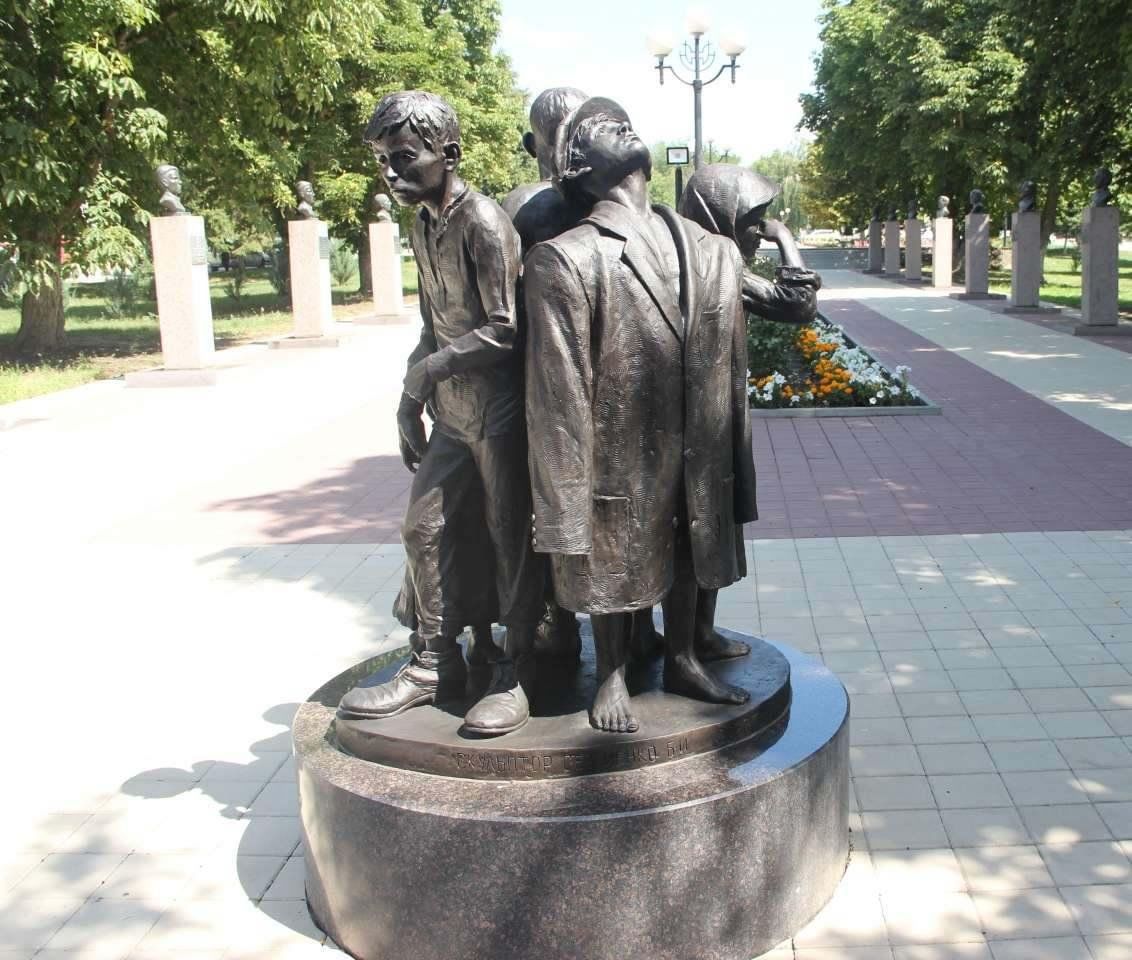 Дзержинский с ребёнком статуя
