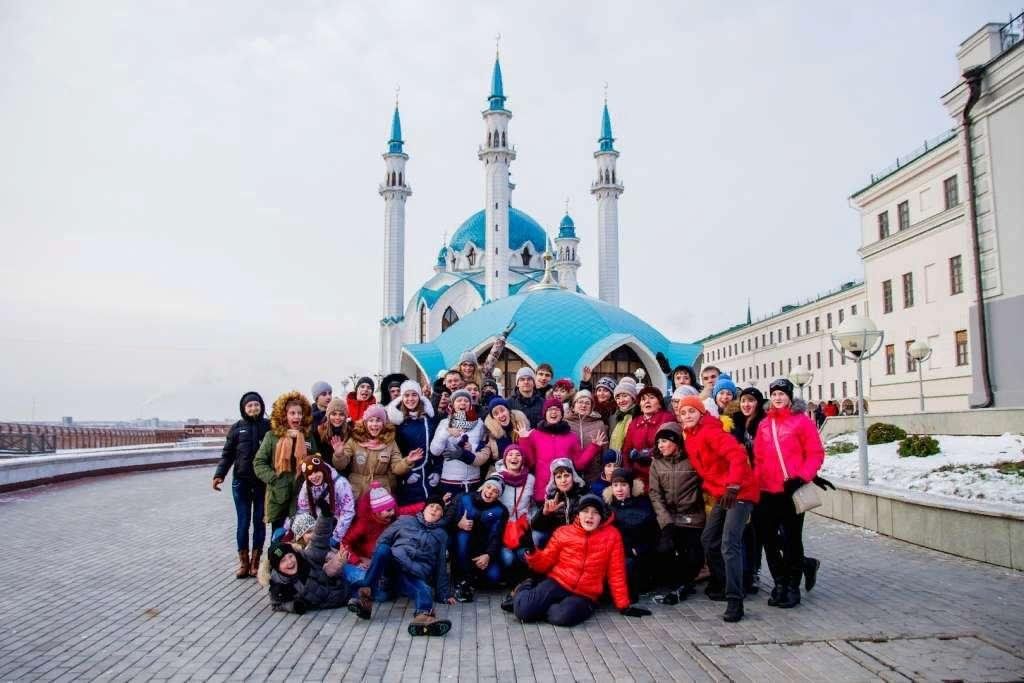 Казанский недели. Экскурсанты Казань Кремль. Казань обзорная экскурсия. Казанский Кремль Казань туристы. Казань экскурсия Школьная.