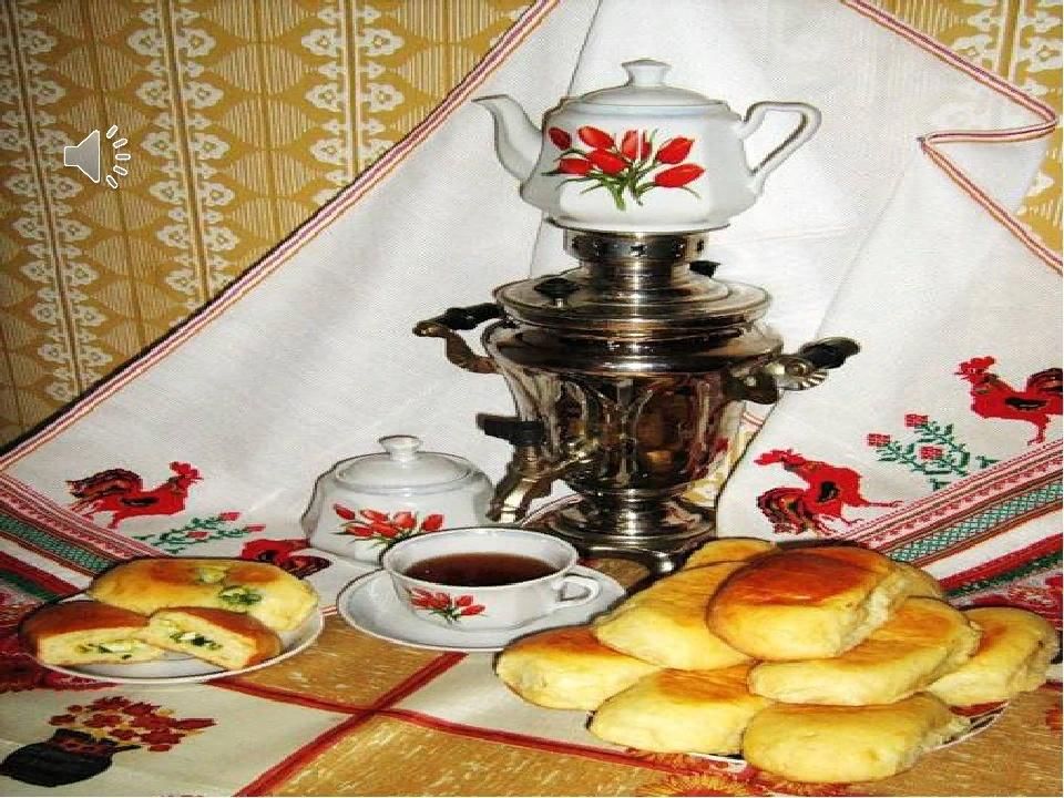 Стол с самоваром и пирогами