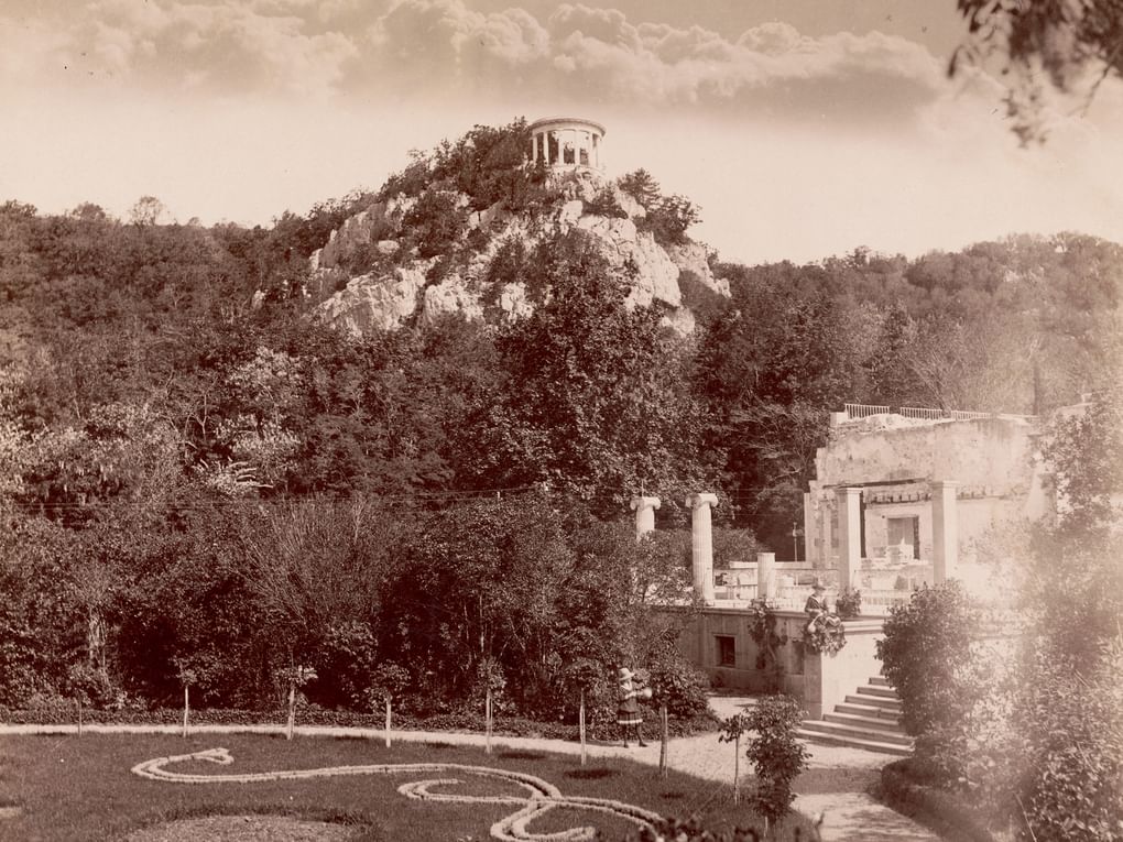 Вид на парк и развалины сгоревшего дворца. 1887 год. Фотография: Отто Ренар / Институт истории материальной культуры РАН, Санкт-Петербург