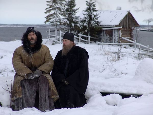 Слева направо: Петр Мамонов в роли отца Анатолия и Виктор Сухоруков в роли отца Филарета в художественном фильме Павла Лунгина «Остров» (2006)