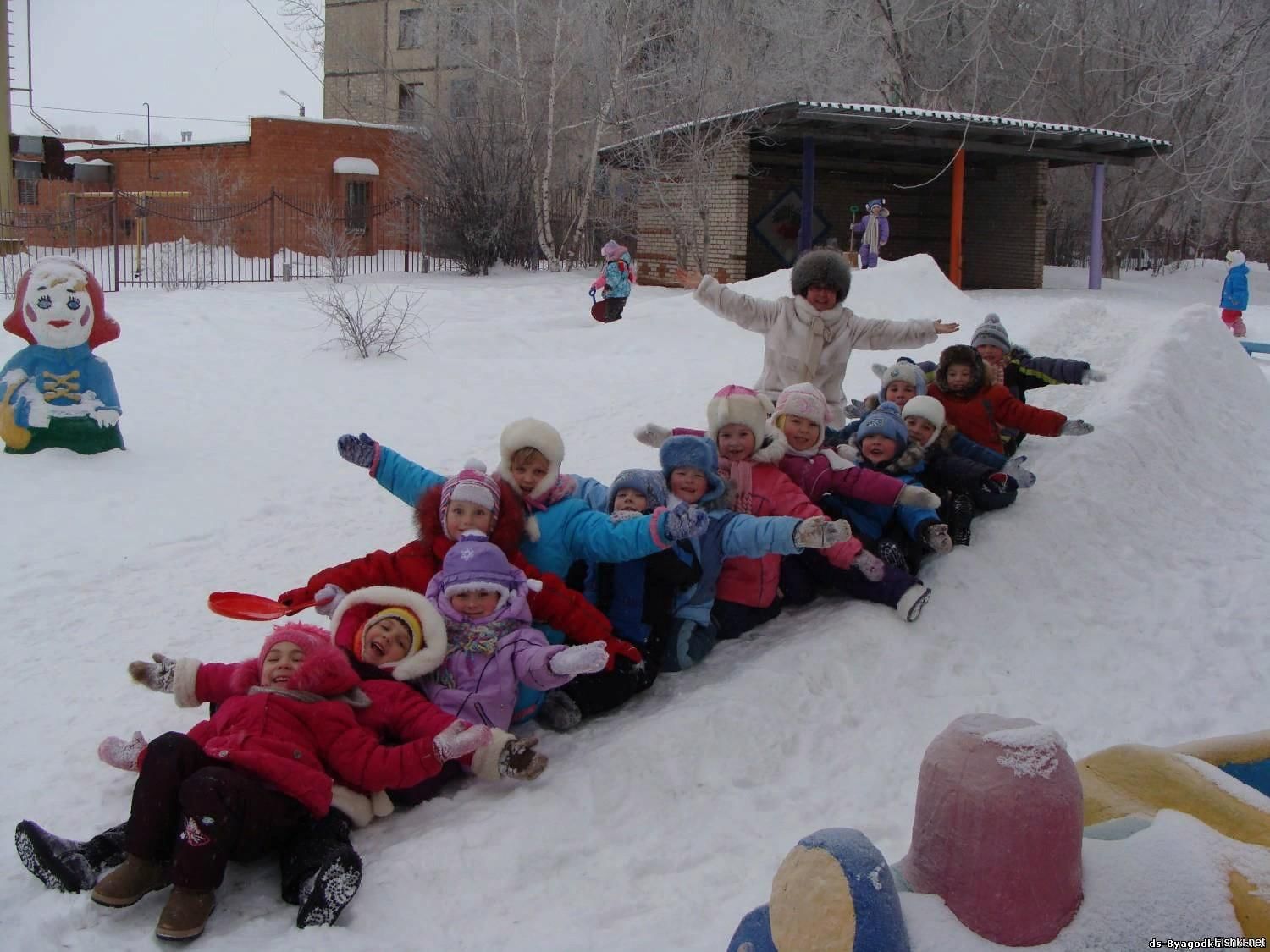 Фото детского сада зимой. Зимняя прогулка в детском саду. Зимние развлечения в садике. Зимние развлечения для детей на улице. Дети на улице в детском саду зимой.