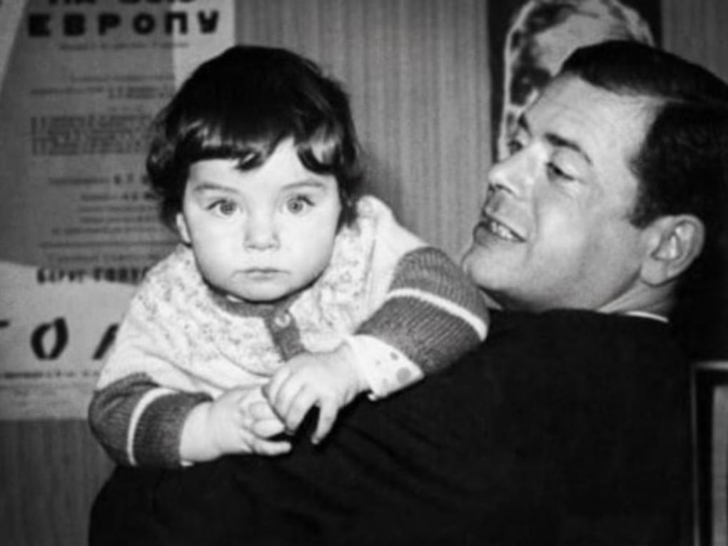 Аркадий Арканов с сыном Василием. Иллюстрация из книги Аркадия Арканова «Вперед в прошлое». Москва: издательство «Эксмо», 2011
