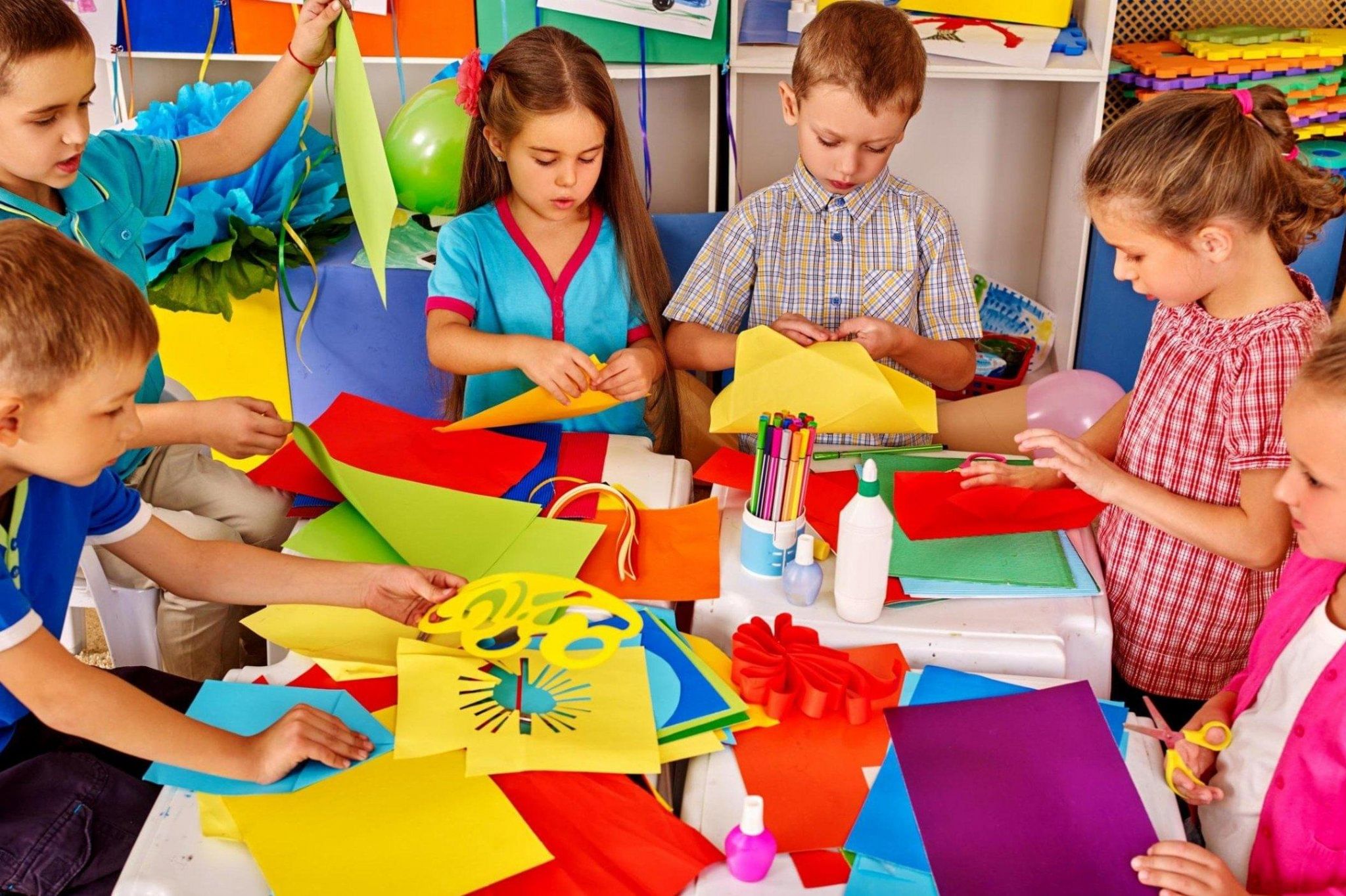 Творческая активность школьников. Творческие занятия для детей. Дети в детском саду. Дети в садике на занятии. Дети творчество.