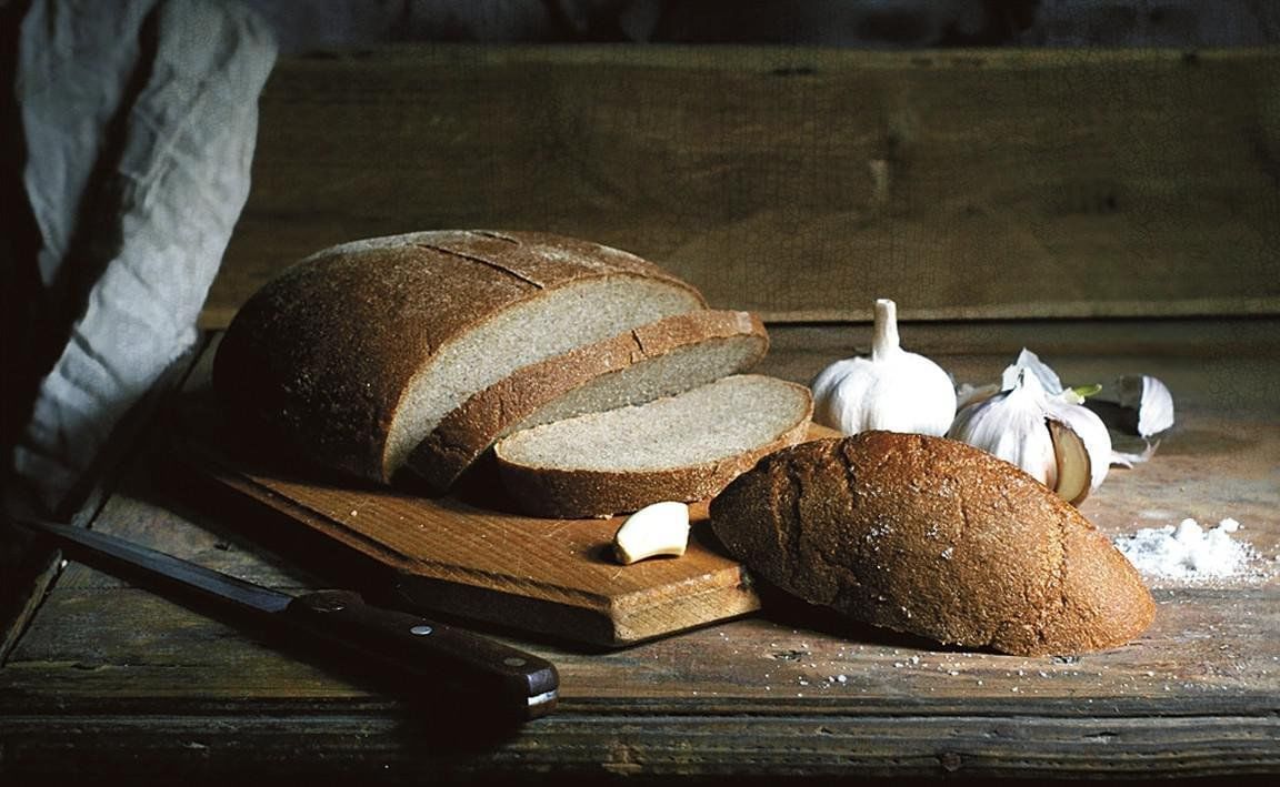 Хлеб свинкам. Хлеб. Натюрморт с хлебом. Краюшка хлеба. Хлеб на столе.
