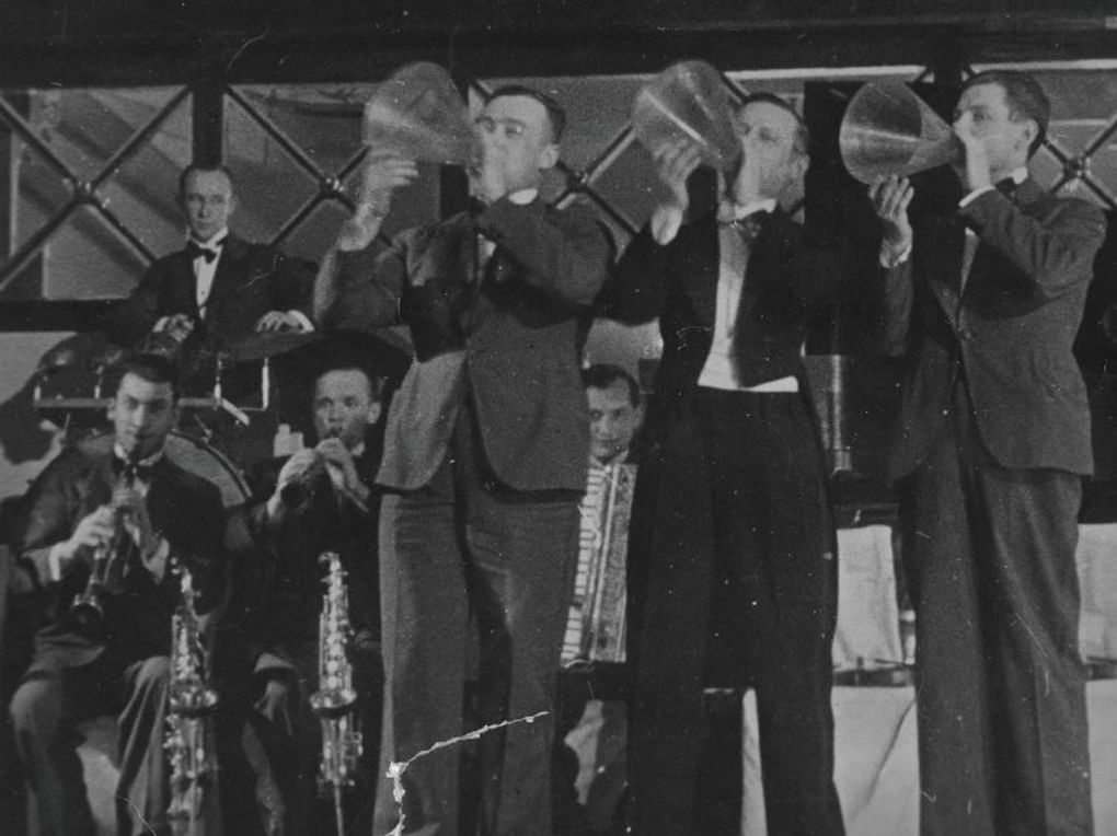Выступление джаз-оркестра под управлением Александра Цфасмана. Москва, 1940-е годы. Фотография: Музейное объединение «Музей Москвы», Москва