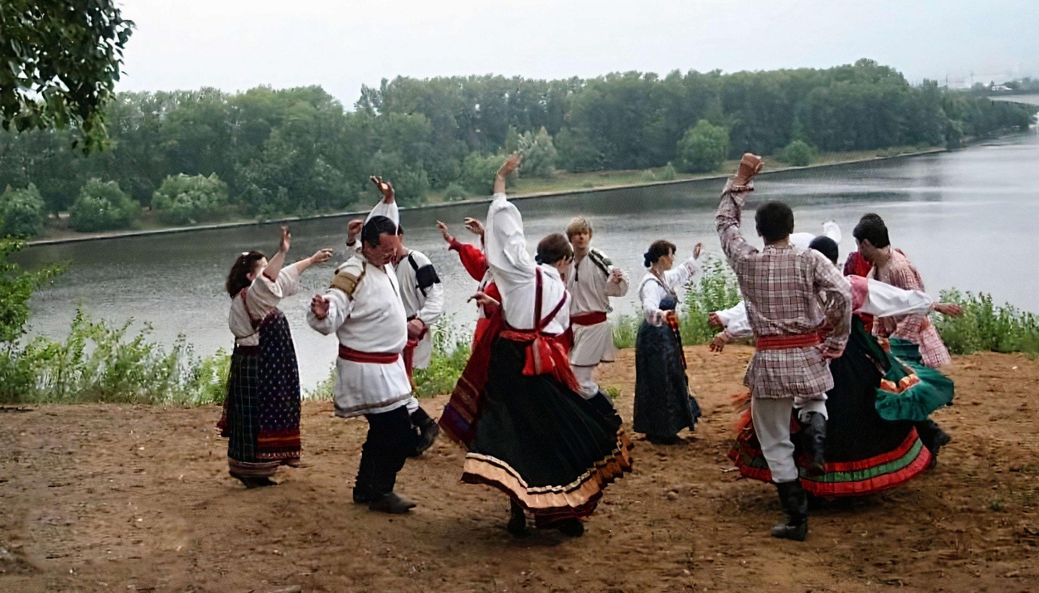 Moscow village band. Концерт в деревне. Деревенские выступления русско народные. Деревенский концерт. Концерт в деревне в стиле.