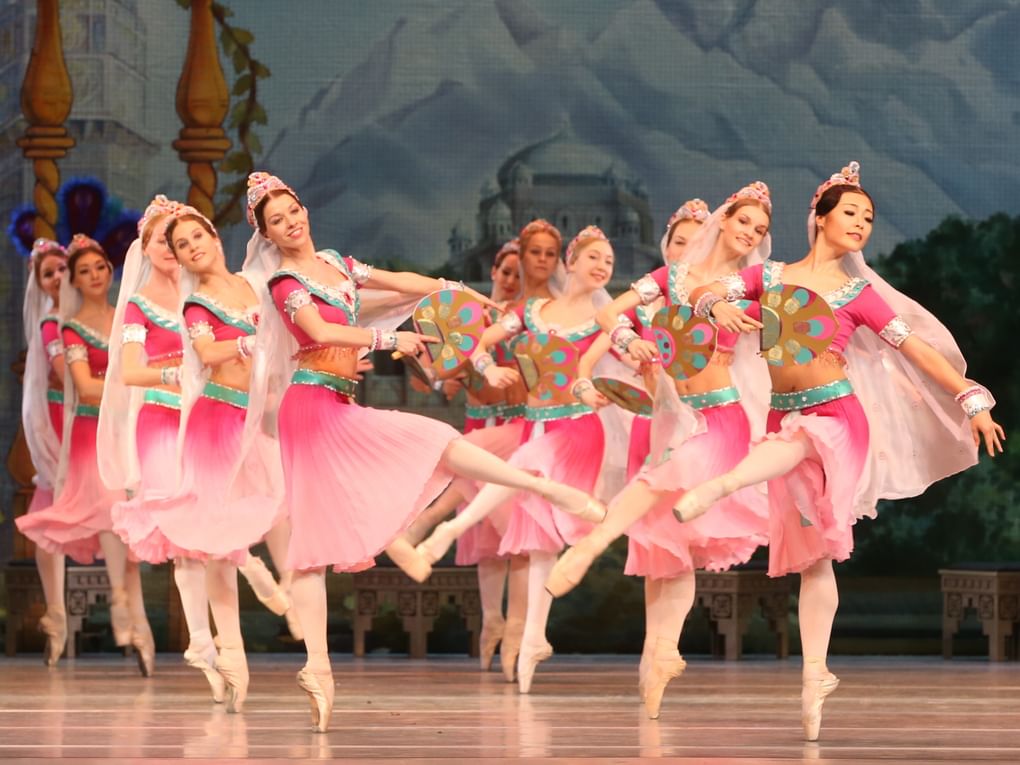Сцена из балета Андриса Лиепы «Баядерка». Государственный Кремлевский дворец, Москва, 2016 год. Фотография: ТАСС