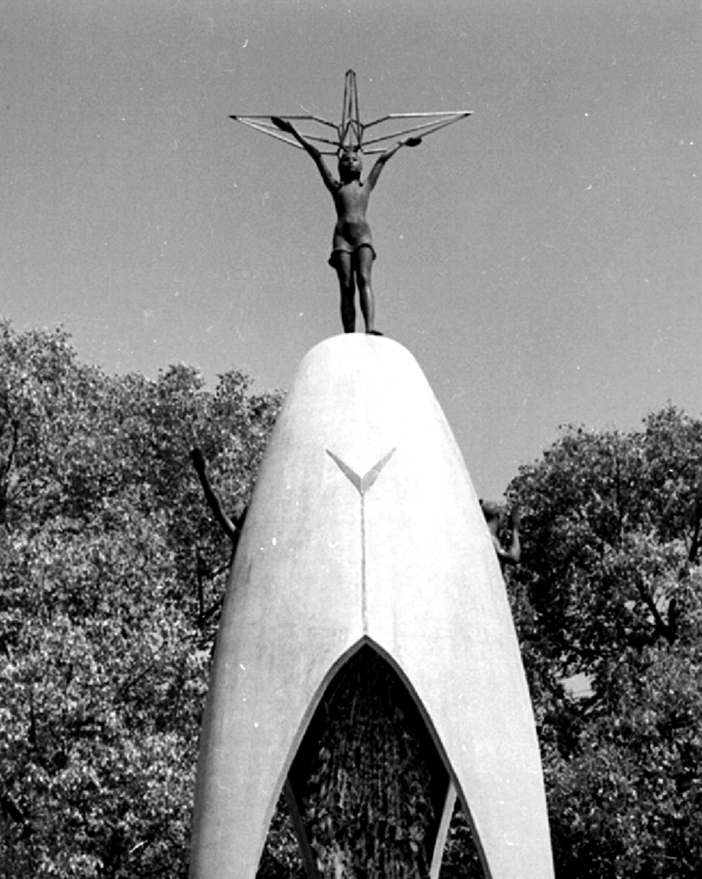 Памятник Садако Сасаки в парке Мира в Хиросиме, Япония. Фотография: ИТАР-ТАСС
