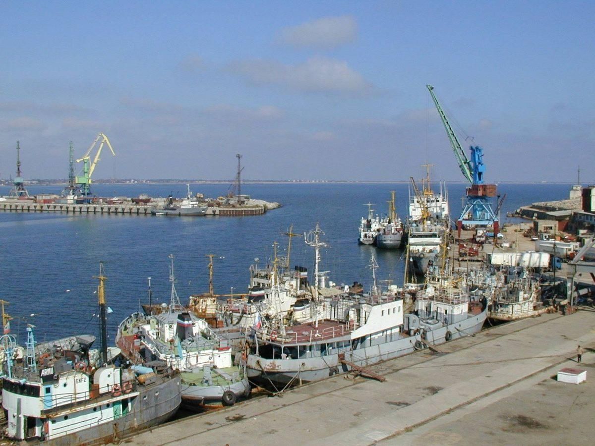 Морские рд. Порт Махачкала. Морской порт в Дагестане. Махачкалинский морской торговый порт. Махачкалинский рыбный порт порт Петровск.