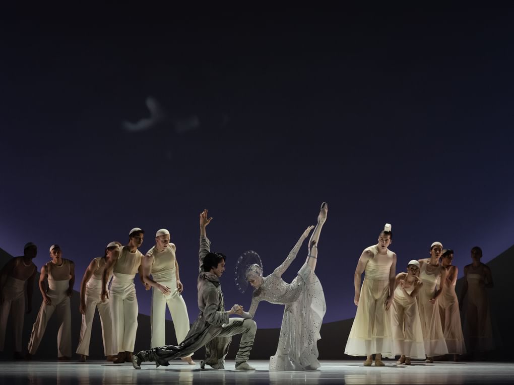 Сцена из балета Жан-Кристофа Майо «Coppél-i.A.». Балет Монте-Карло, Княжество Монако. Фотография предоставлена организаторами