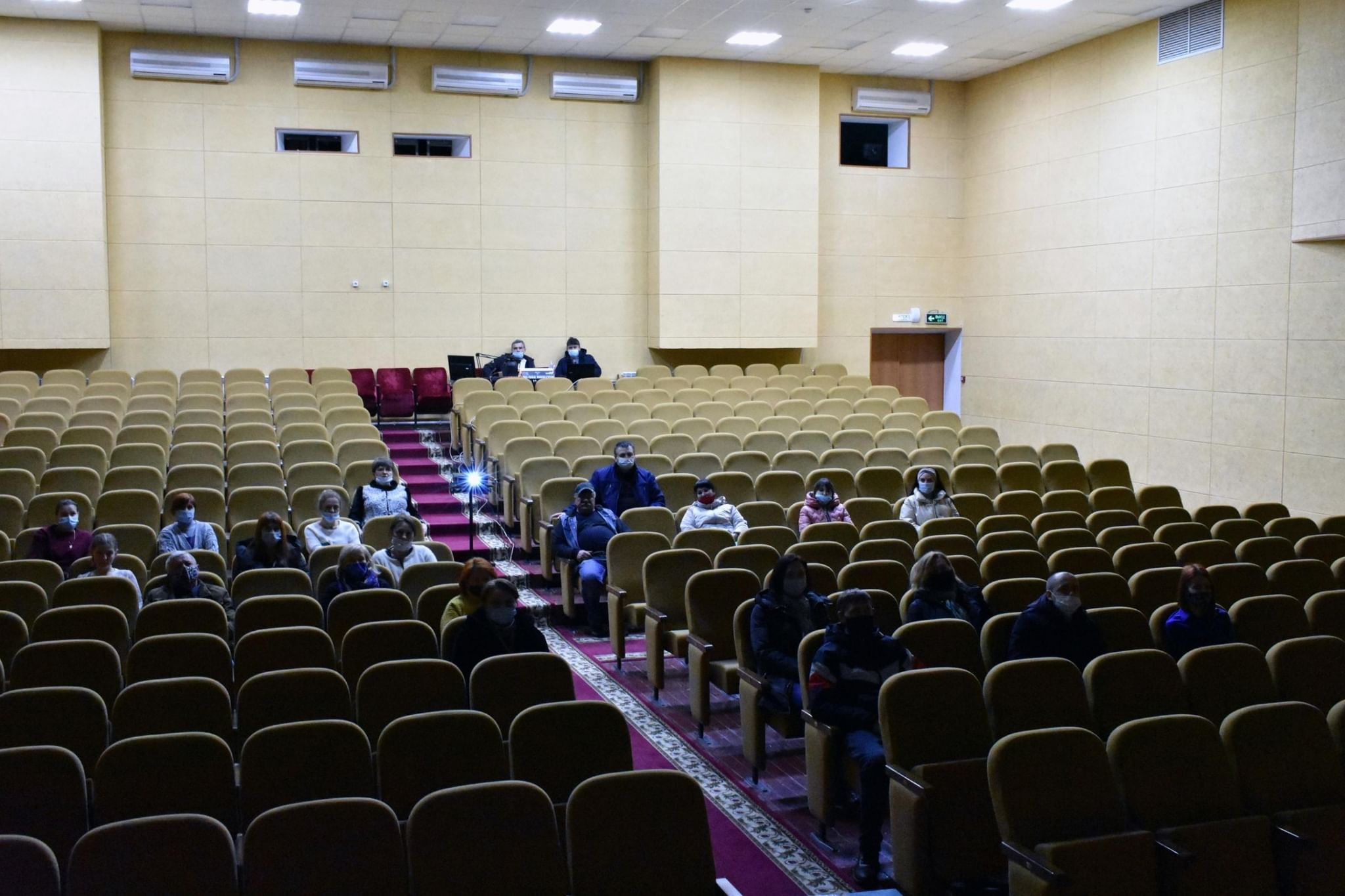 Покажи зал. Кинотеатр. Места в кино. Кино в марте 2022 в кинотеатрах. Кинотеатр на улице