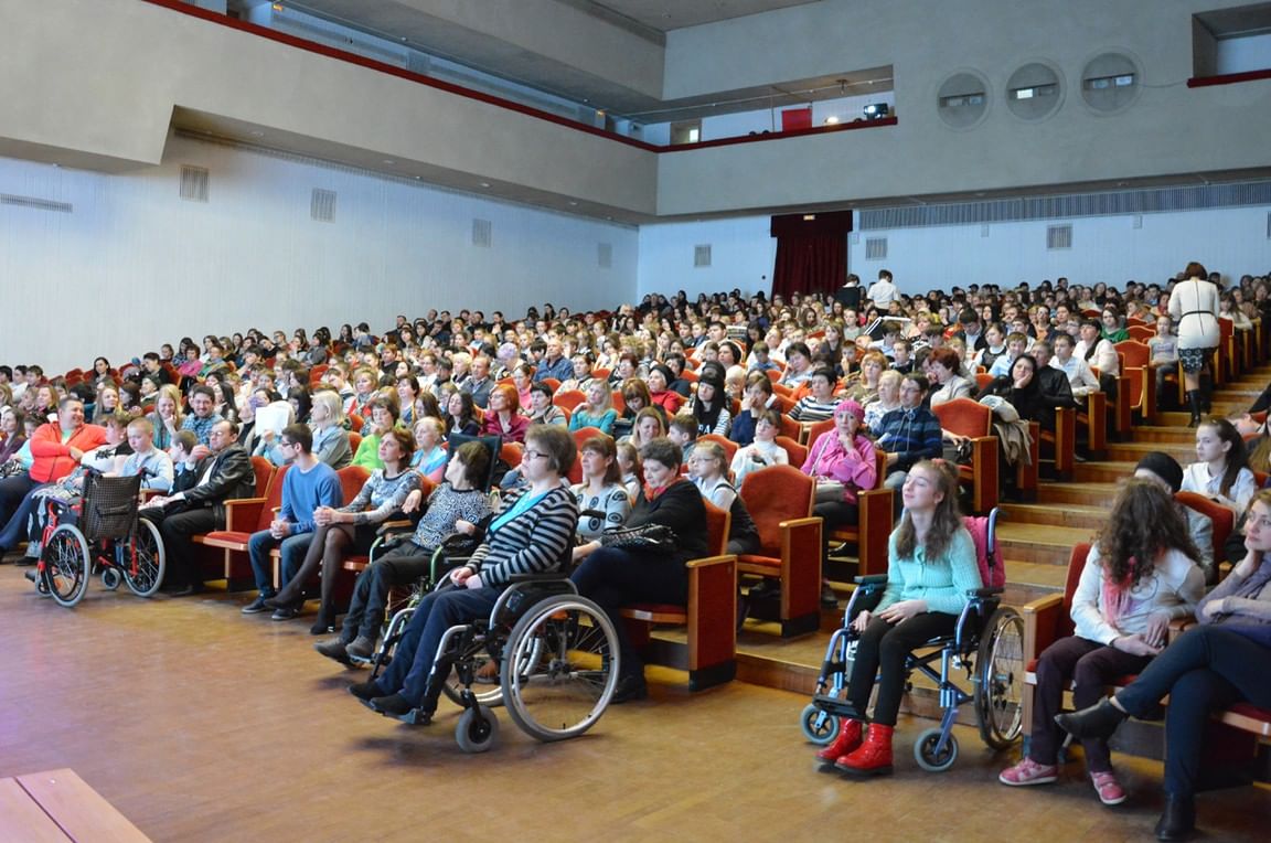 Российская общественная организация инвалидов. Инвалиды в кинотеатре. Кинотеатр для людей с ограниченными возможностями. Общественные организации инвалидов. Кинотеатр для инвалидов колясочников.