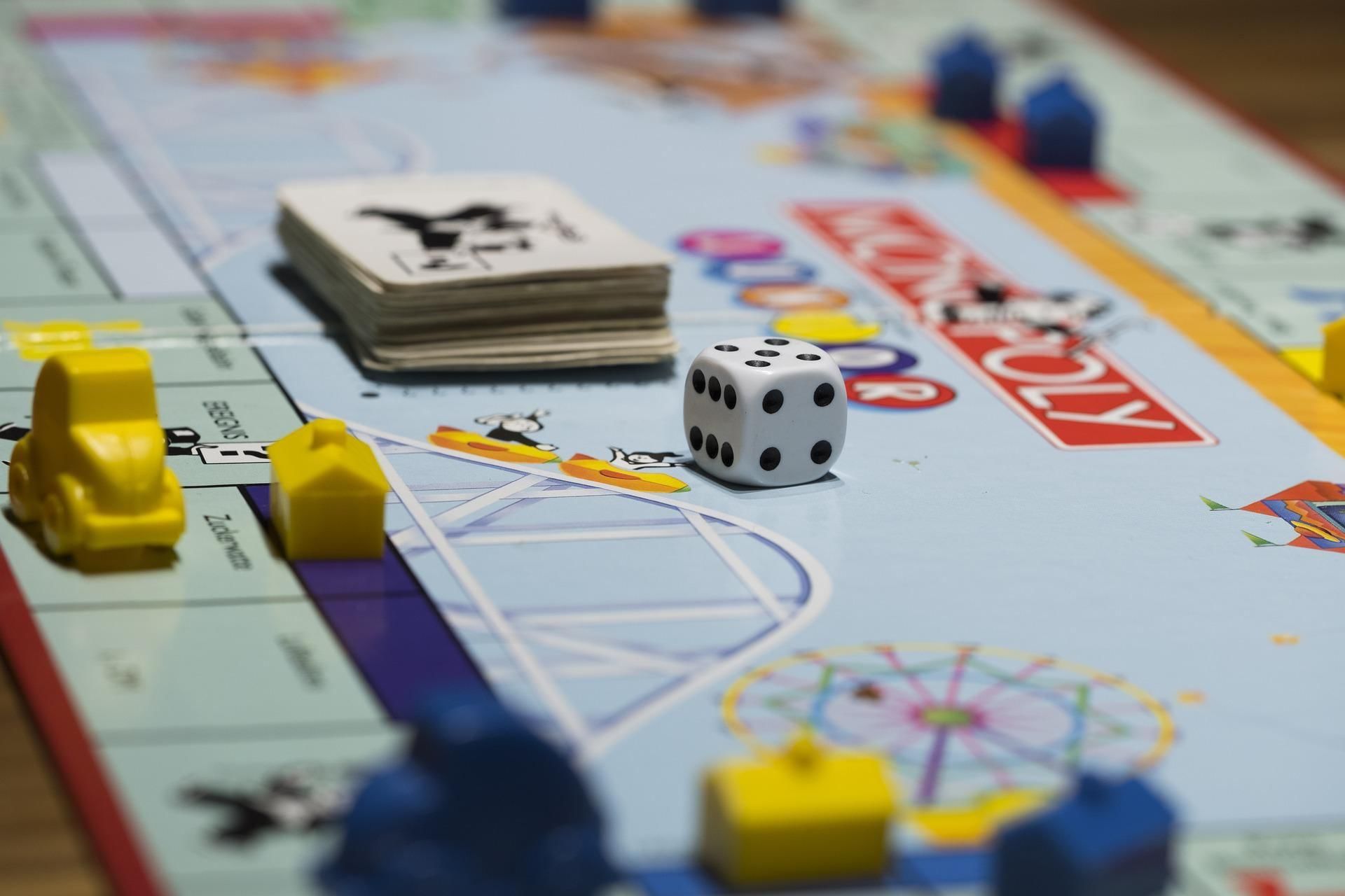 Playing monopoly. Настольные игры. Интересные настольные игры. Игра в настольные игры. Настольные игры картинки.