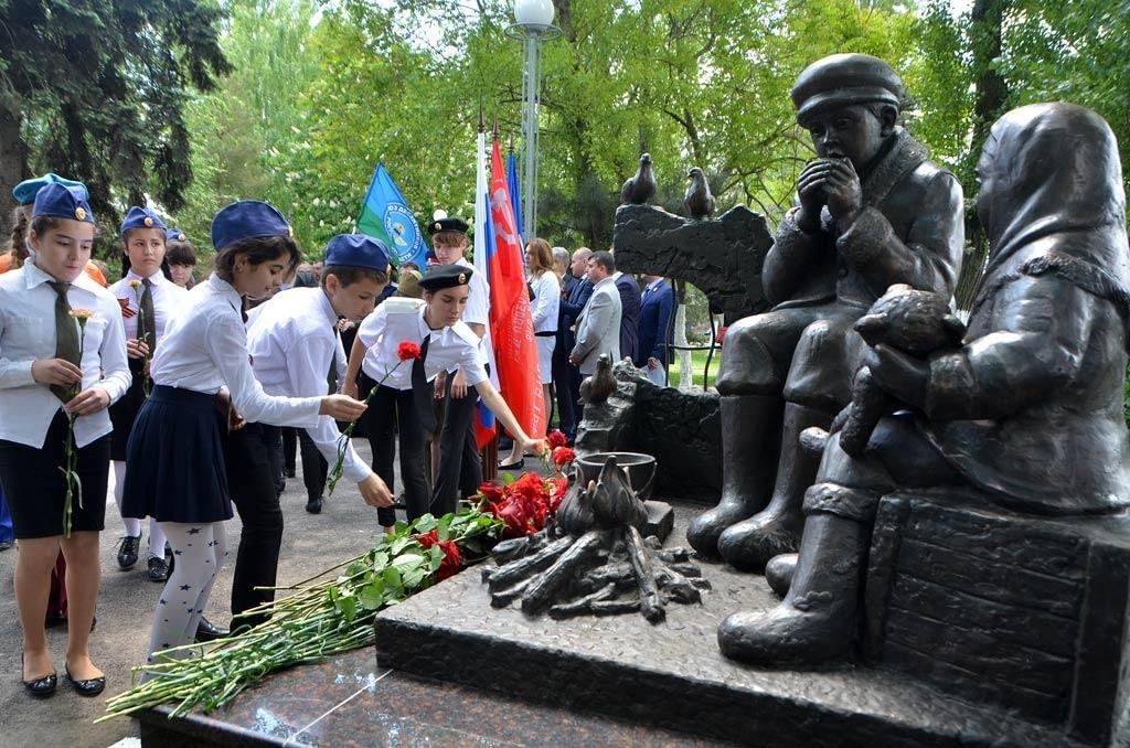 Защитники города. Памятник детям войны (Ростов-на-Дону). Ребёнок около памятников. Памятник ребенку. Экскурсия у памятника.