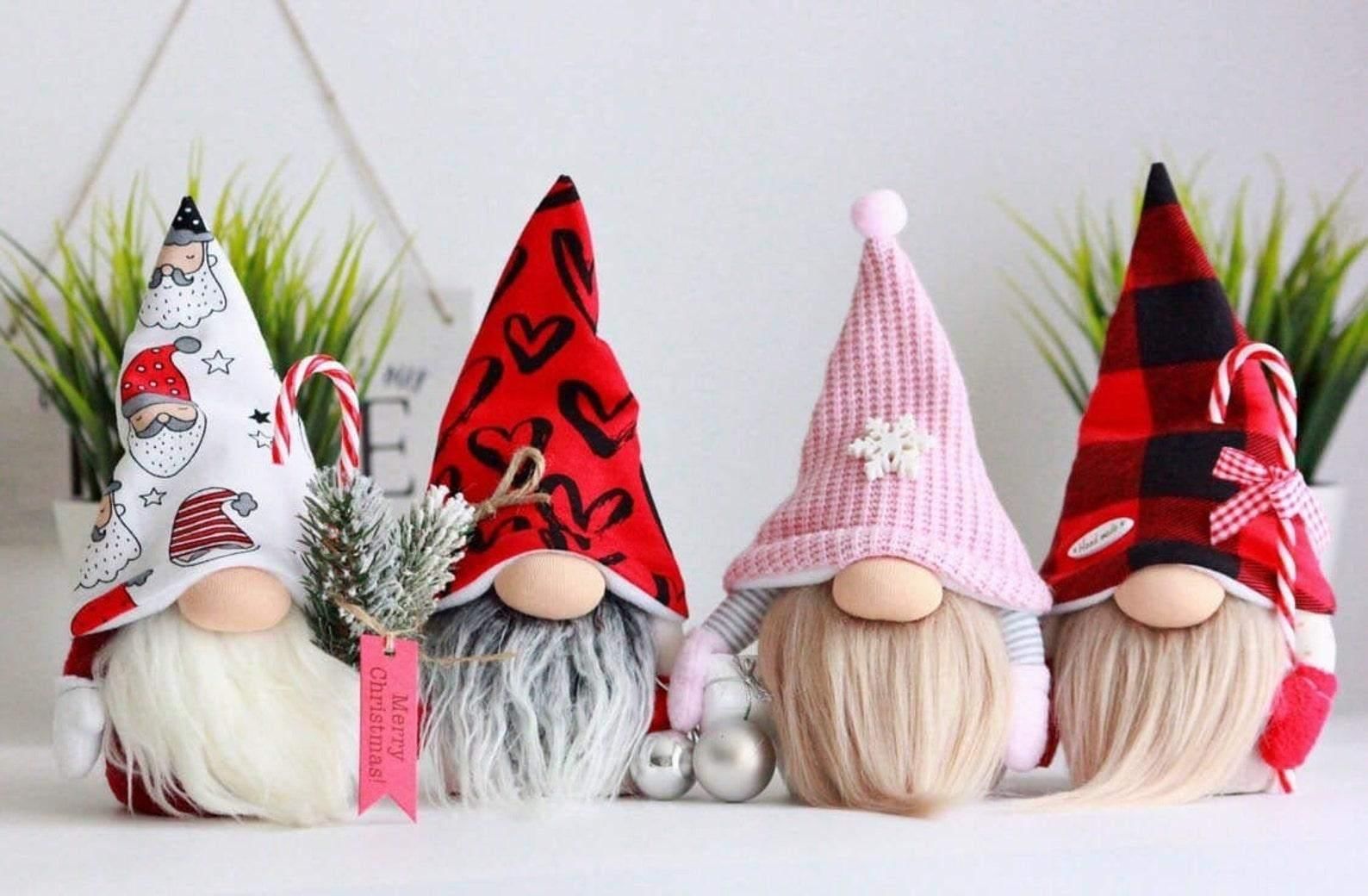 Новогодний гном своими руками. Игрушка Гном новогодний. Новогодняя игрушка гномик. Новогодние Гномы своими руками. Скандинавский Гном игрушка.
