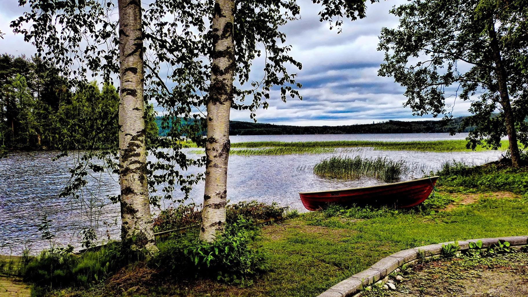 река на берегу озера