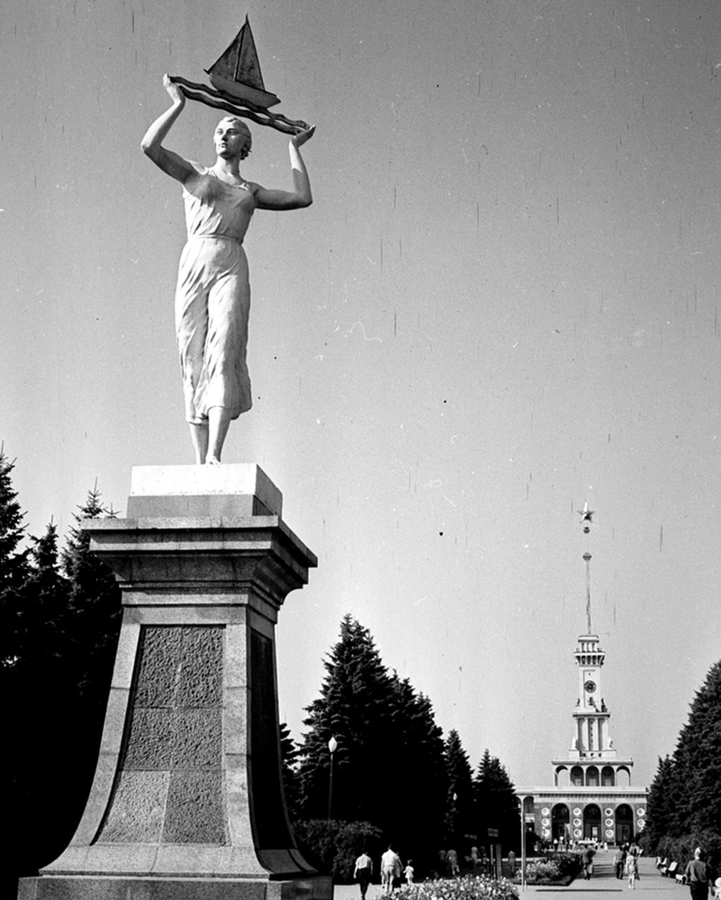 Скульптура «Водный путь» на аллее возле Северного речного вокзала. Москва. Скульптор Юлия Кун. 1937. Фотография: Валентин Хухлаев / <a href="https://russiainphoto.ru/" target="_blank">russiainphoto.ru</a>