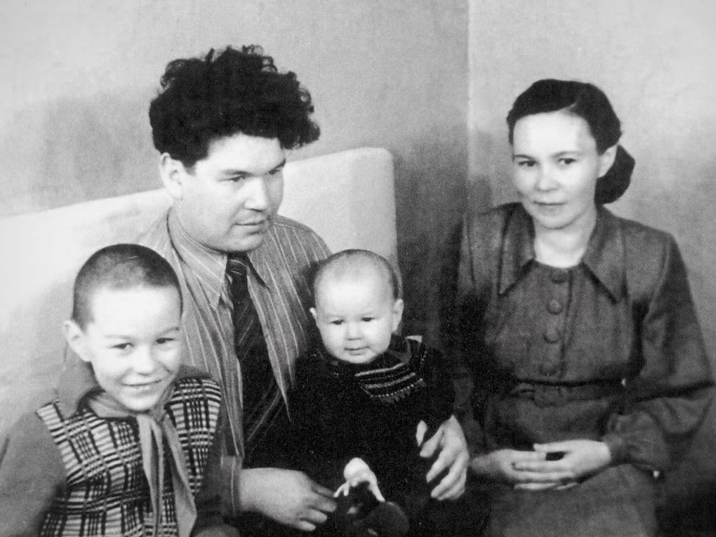 Мустай Карим в кругу семьи. 1952. Фотография: proufu.ru
