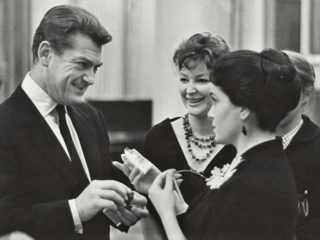 Элина Быстрицкая (справа), актриса Ирина Скобцева и французский актер Жан Марэ. 1963. Фотография: russiainphoto.ru