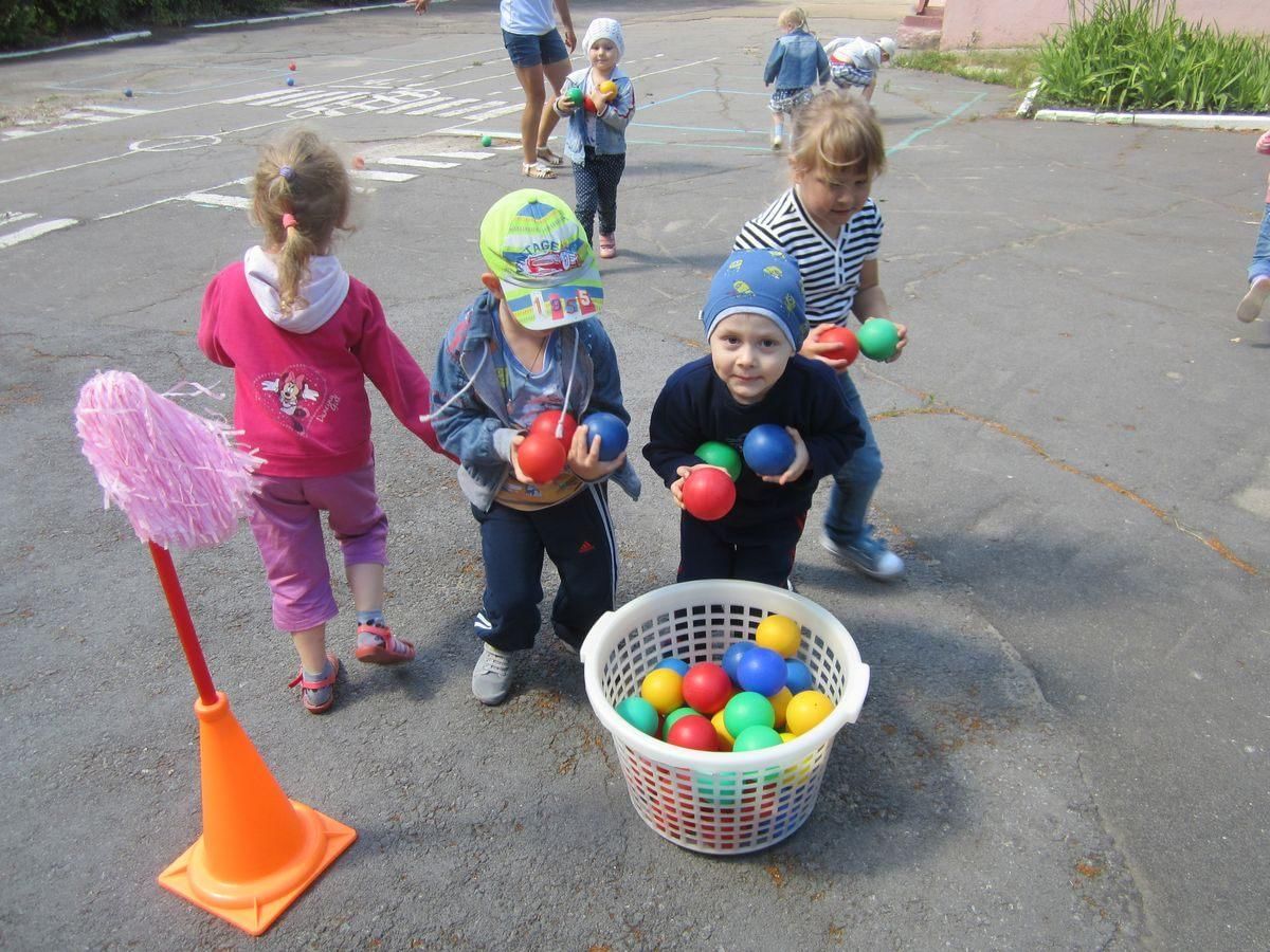 Игра в мяч 2 лет. Игры для детей на улице. Атрибуты для игр на улице. Дети в детском саду на улице. Игрушки для улицы в детский сад.
