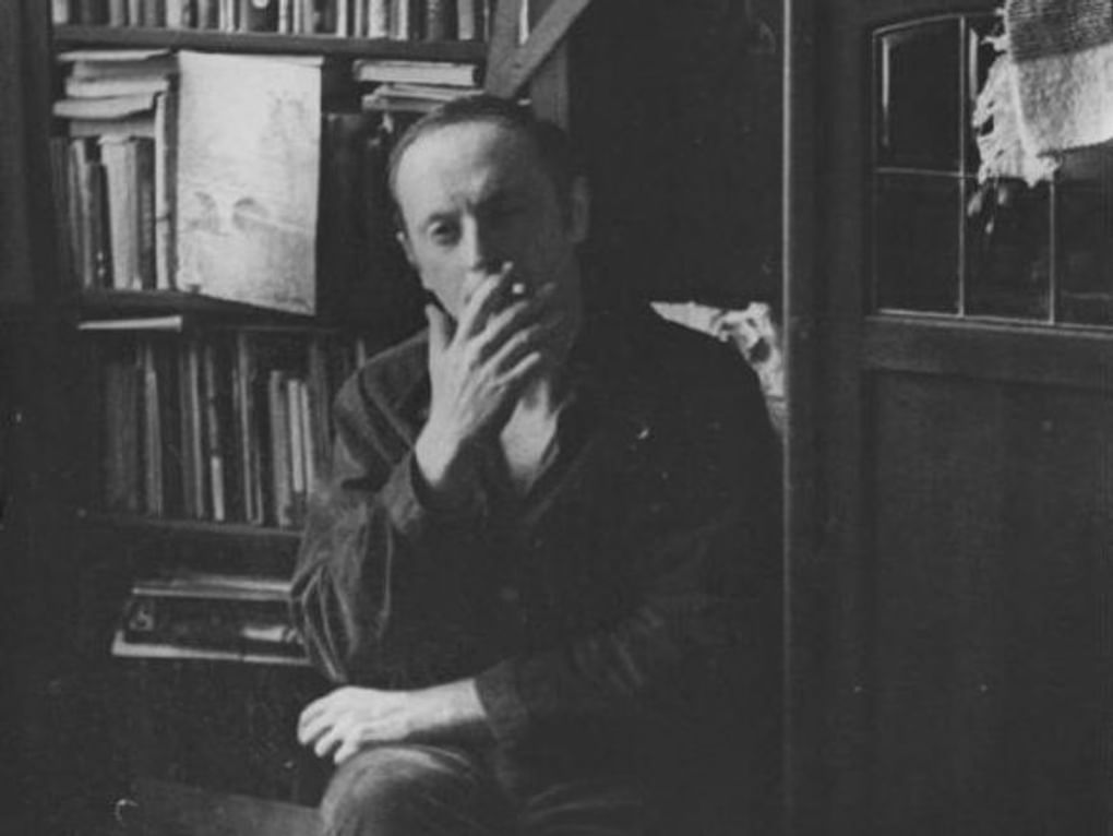 Поэт Иосиф Бродский у себя в комнате в Доме Мурузи. Ленинград (Литейный проспект, 24), 1966 год. Фотография: Государственный литературно-мемориальный музей Анны Ахматовой в Фонтанном Доме, Санкт-Петербург