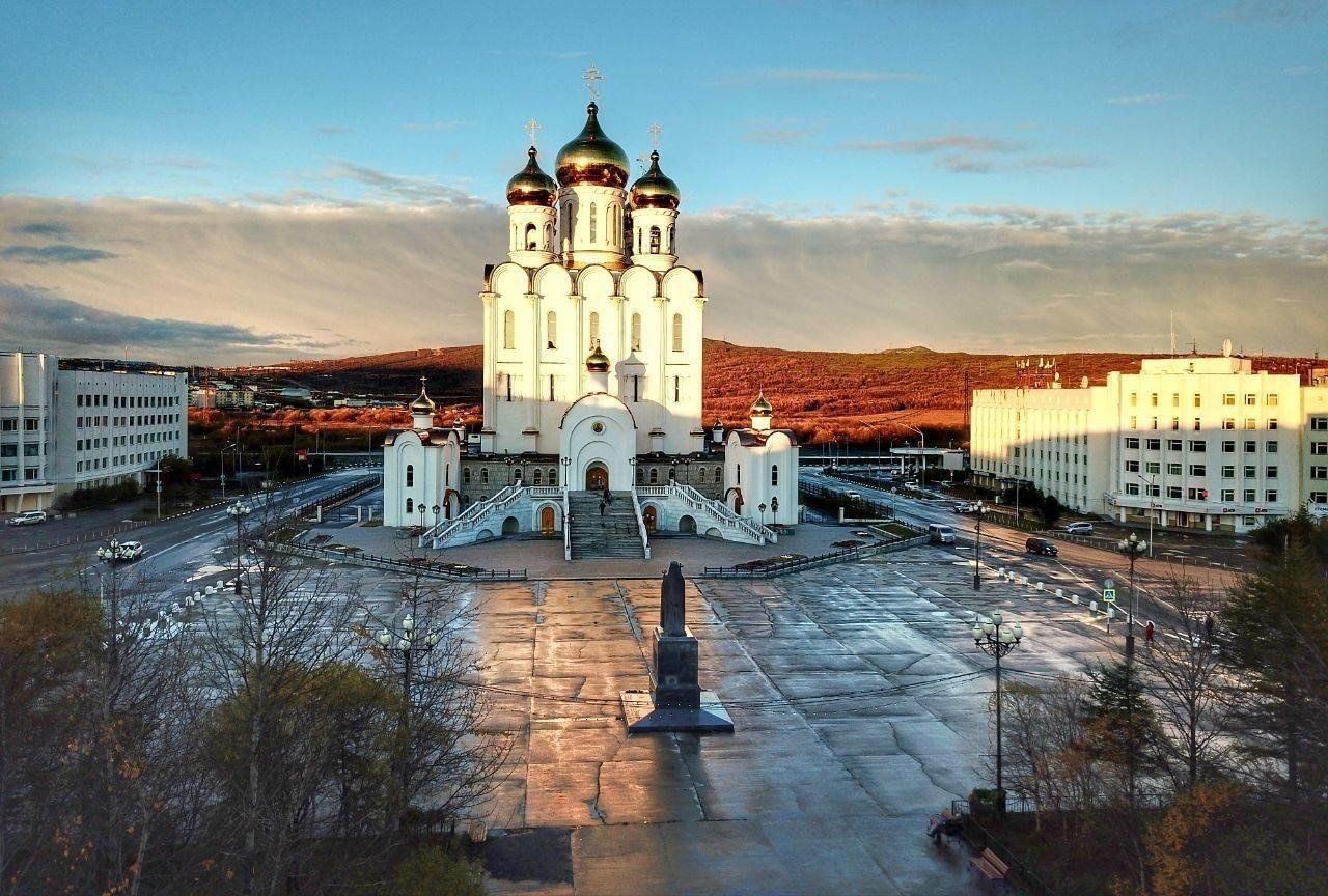 Магадан какой город. Троицкий собор (Магадан). Собор г Магадана. Магадан собор и достопримечательности. Храм в Магадане.