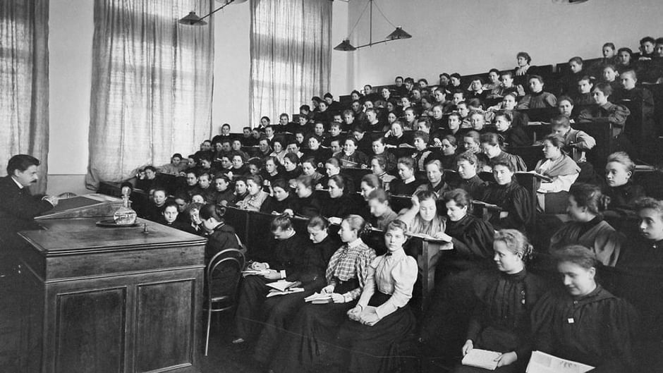 Основное изображение для статьи «Свистали, косились, говорили дерзости»: история первого женского университета