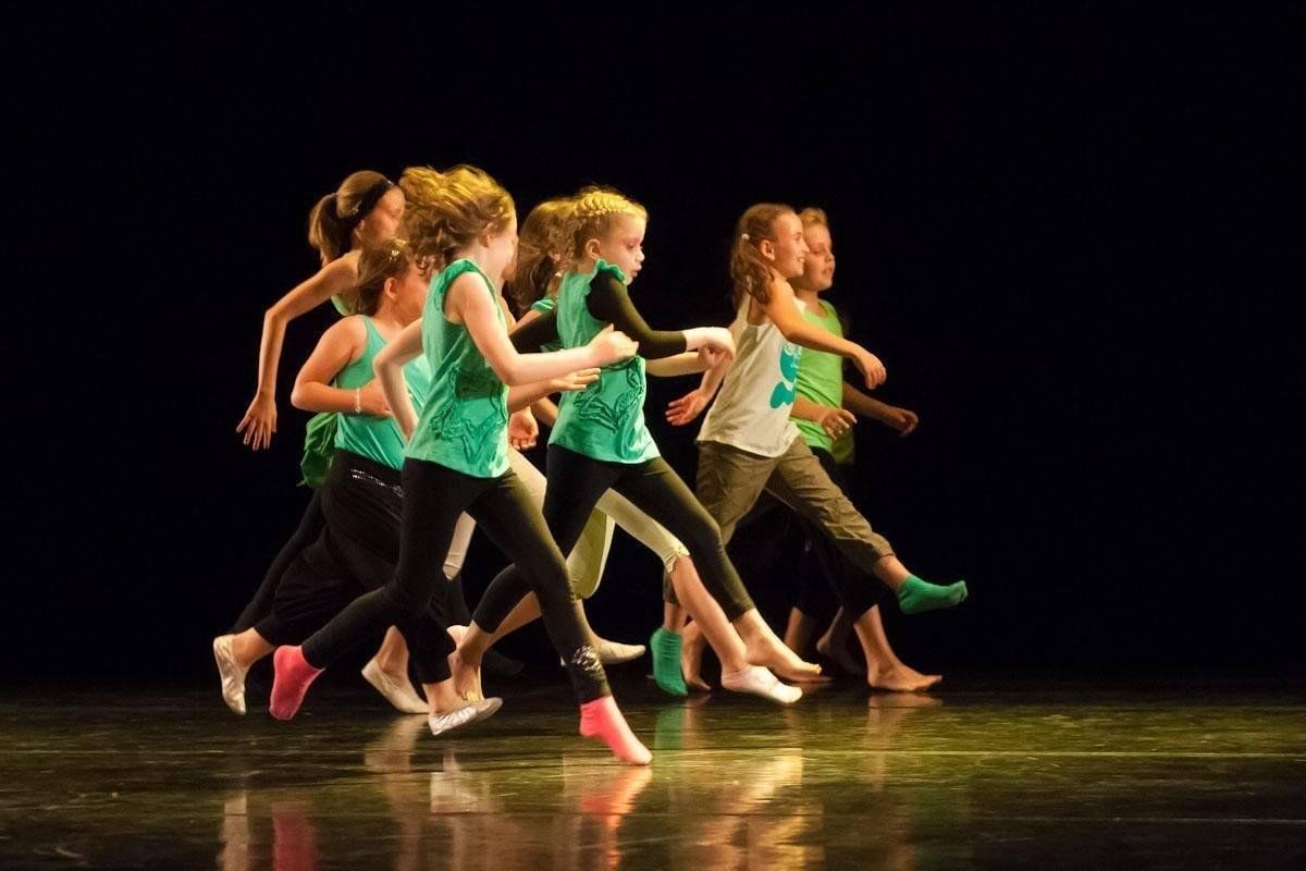 Детские движения современный танец. Современные танцы. Детская современная хореография. Детские современные танцы. Современный эстрадный танец.