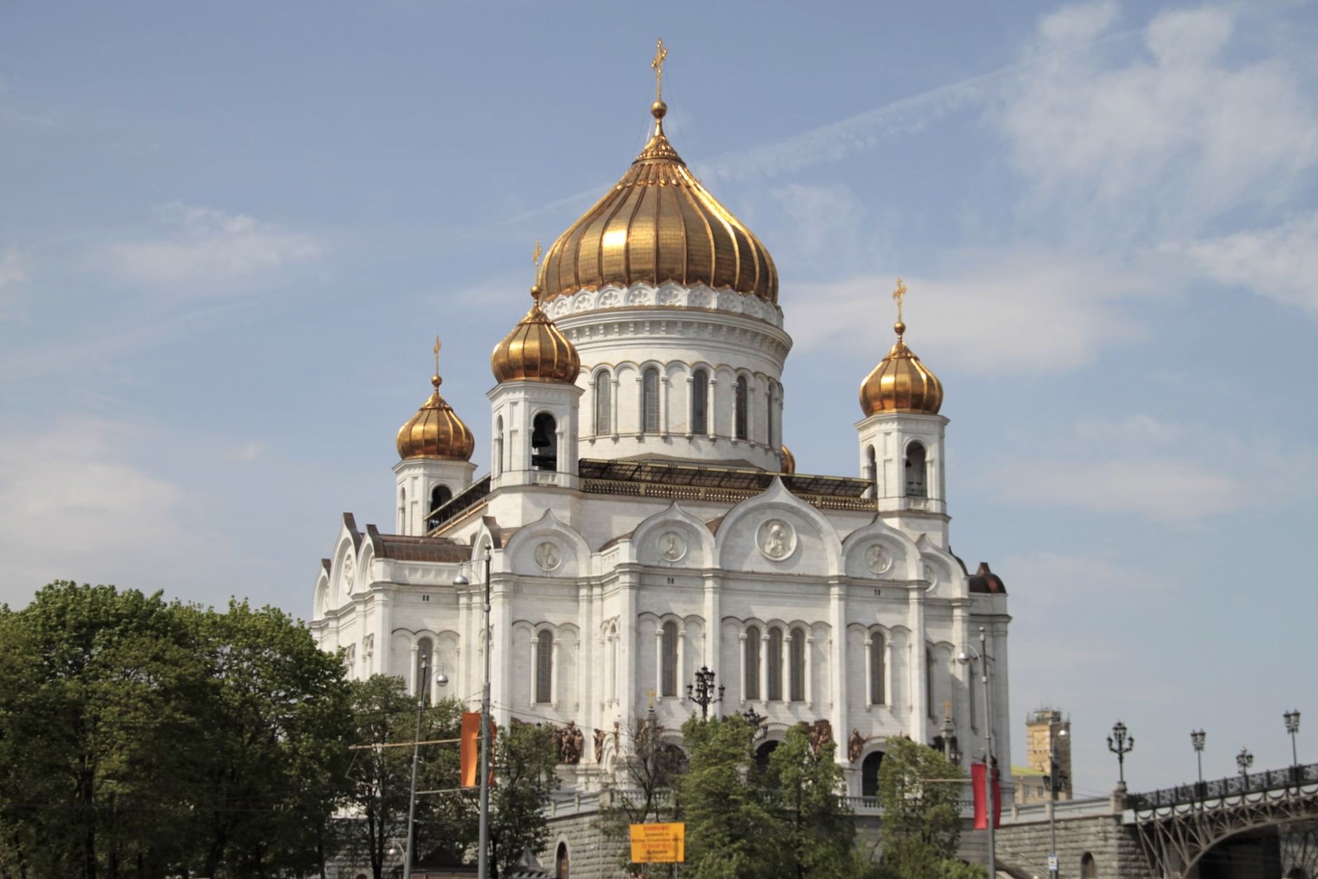 Памятники архитектуры: Храм Христа Спасителя, Петропавловский собор, здание  МГУ и другие.