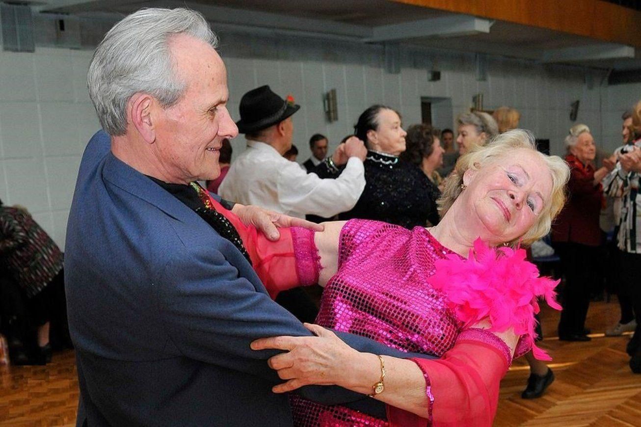 Бесплатный досуг для пенсионеров. Досуг пенсионеров. Танцы для пенсионеров. Танцевальные вечера для пенсионеров. Танцы Стариков танцы пожилых.
