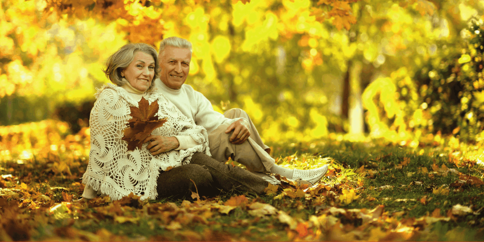 Пенсионеры осенью. Пожилые люди в парке осенью. Осень старость. Золотая осень пожилых людей. Осень жизни.