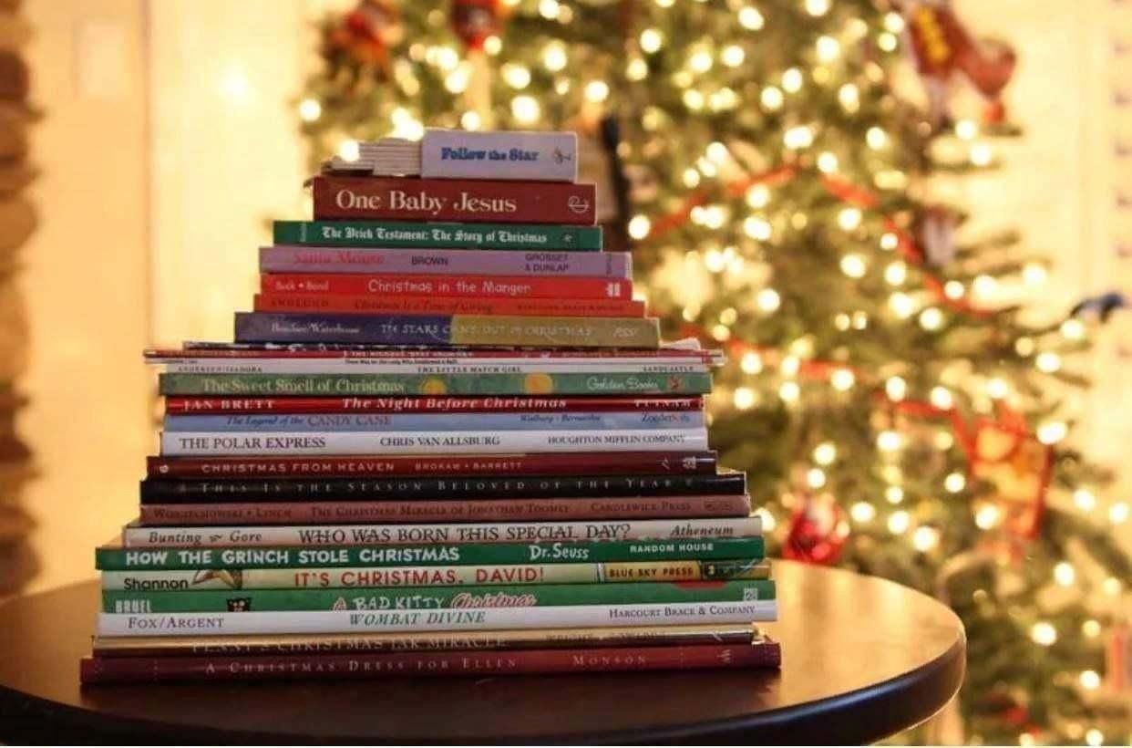Новый год книги. Новогодние книги. Книги на фоне елки. Новогоднее чтение.