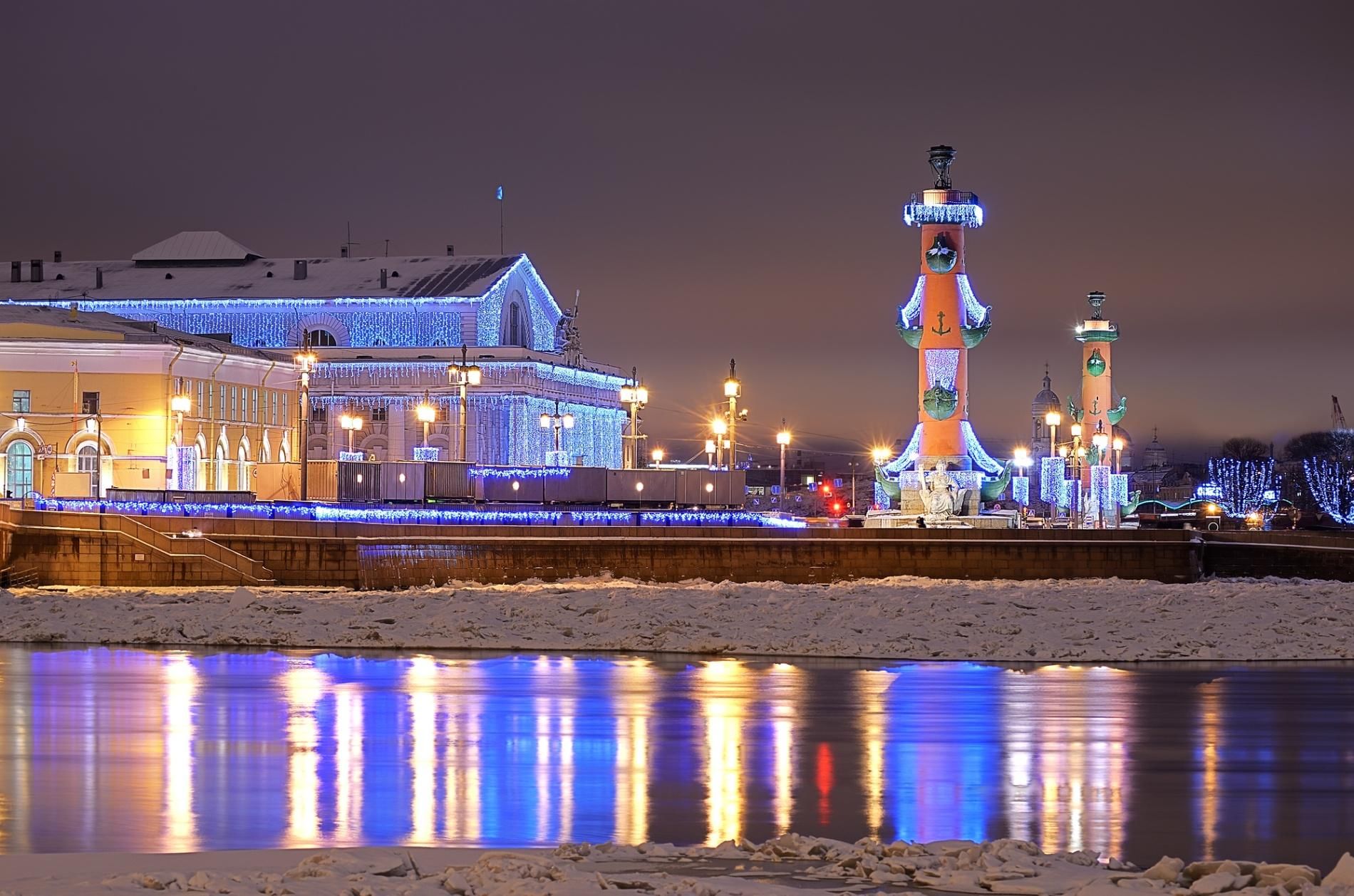 Ежедневно спб. Стрелка Васильевского острова в Санкт-Петербурге в новый год. Дворцовая площадь стрелка Васильевского острова. СПБ Васильевский остров стрелка в новый год 2021. Новогодняя стрелка Васильевского острова.