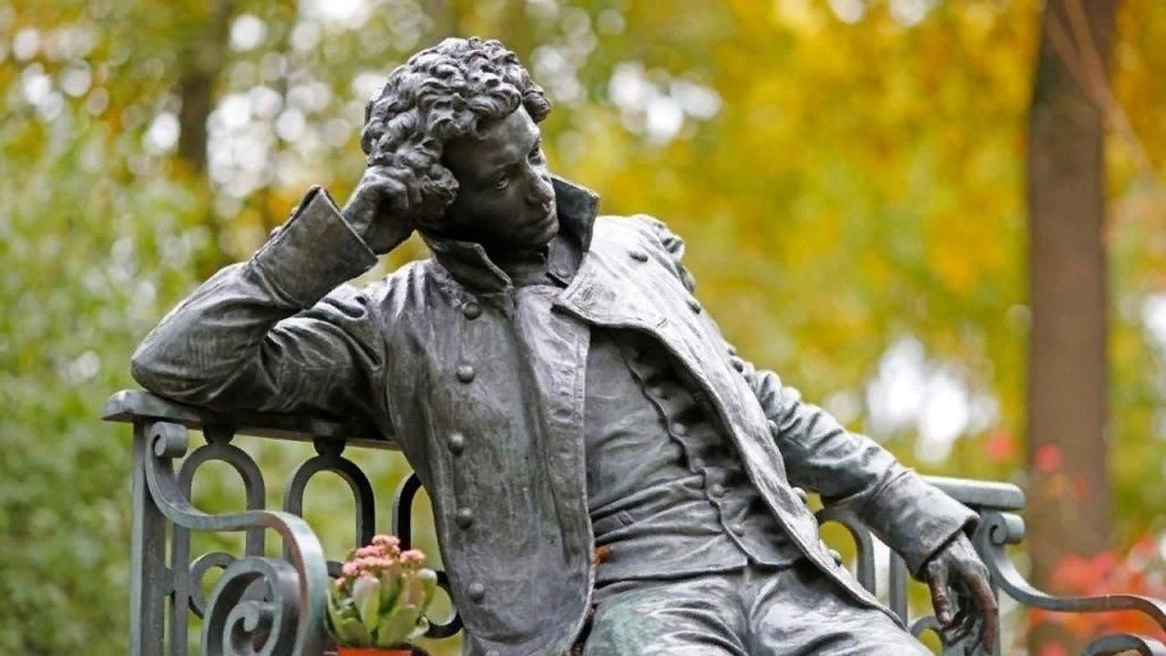 Памятник Пушкину в Царскосельском лицее