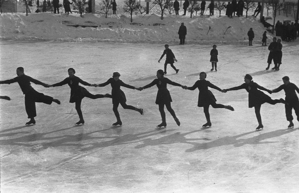 Фигуристы на катке. 1950 год. Фотография: Сергей Васин. МАММ / МДФ