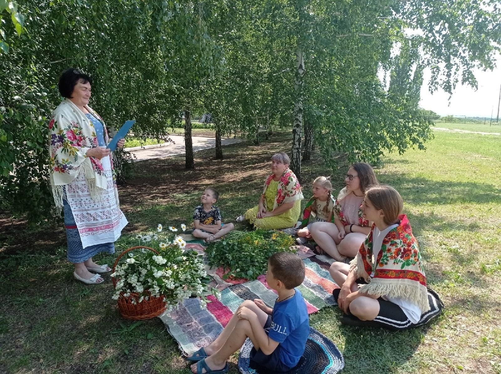 Троица именинники земля лес вода. Семик троица праздник. Народный праздник троица. Троица именинники земля лес вода. О святой троице.
