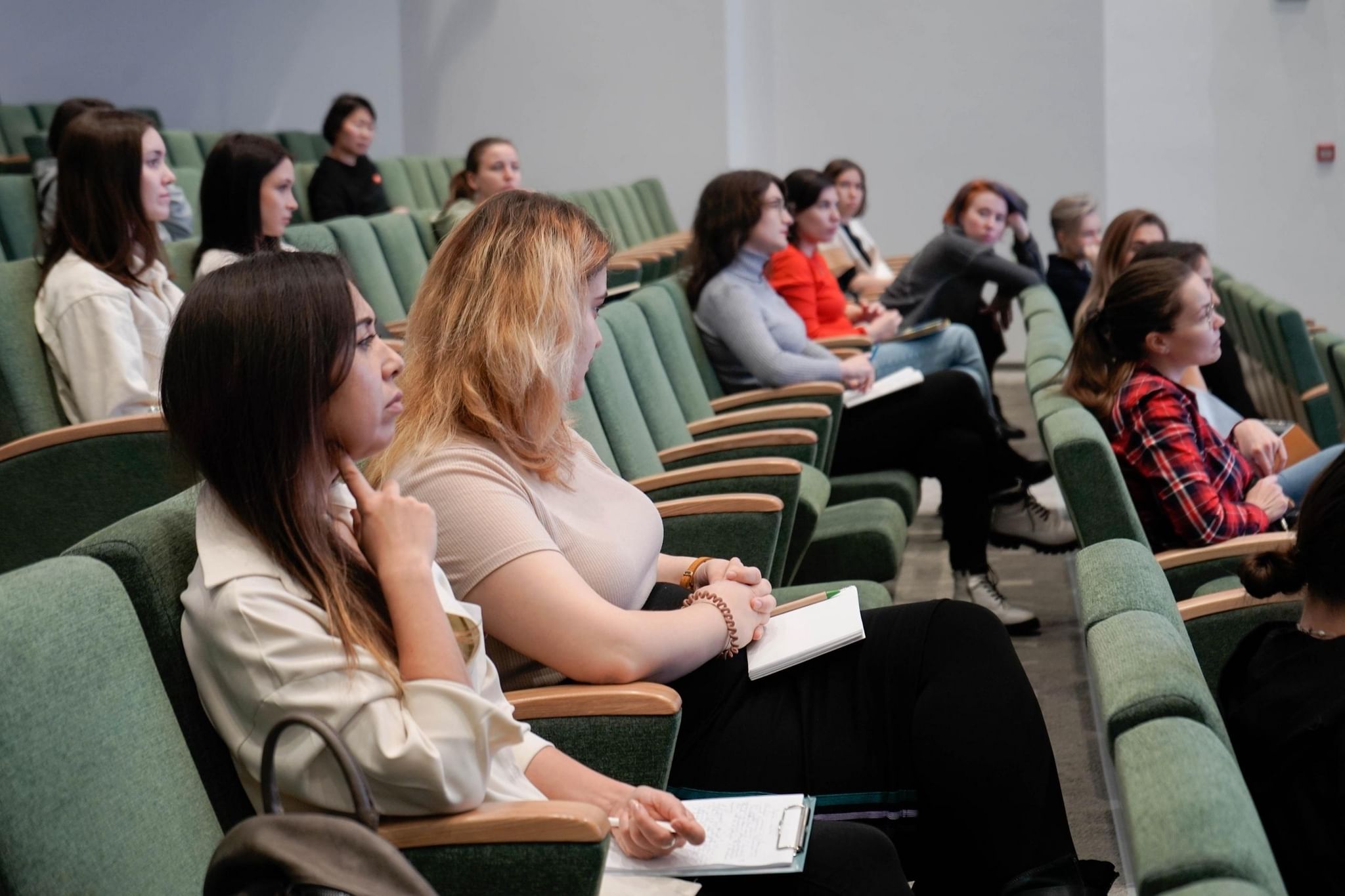 Экскурсия телемост. Экскурсия лекция. Подростки в библиотеке. Лекции. Российская Национальная библиотека фотосессия.