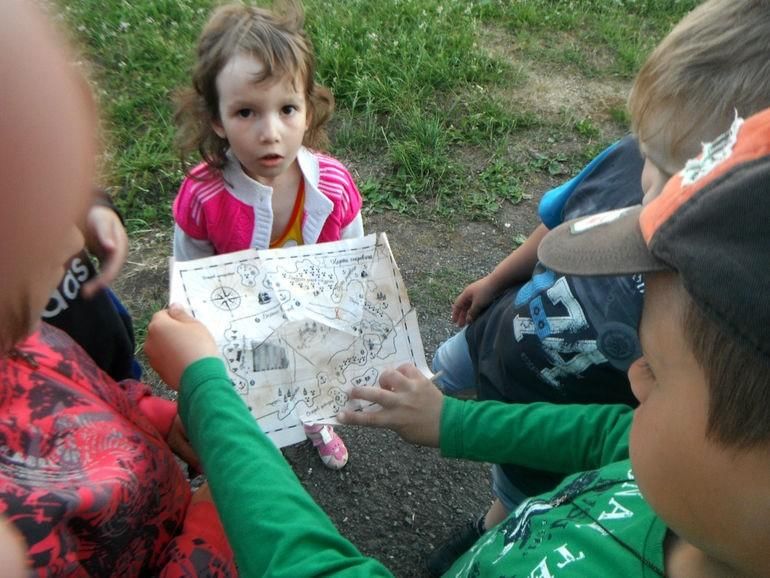 Найди клад на улице. Дети ищут сокровища. Дети ищут клад. Найди клад. Ребенок ищет