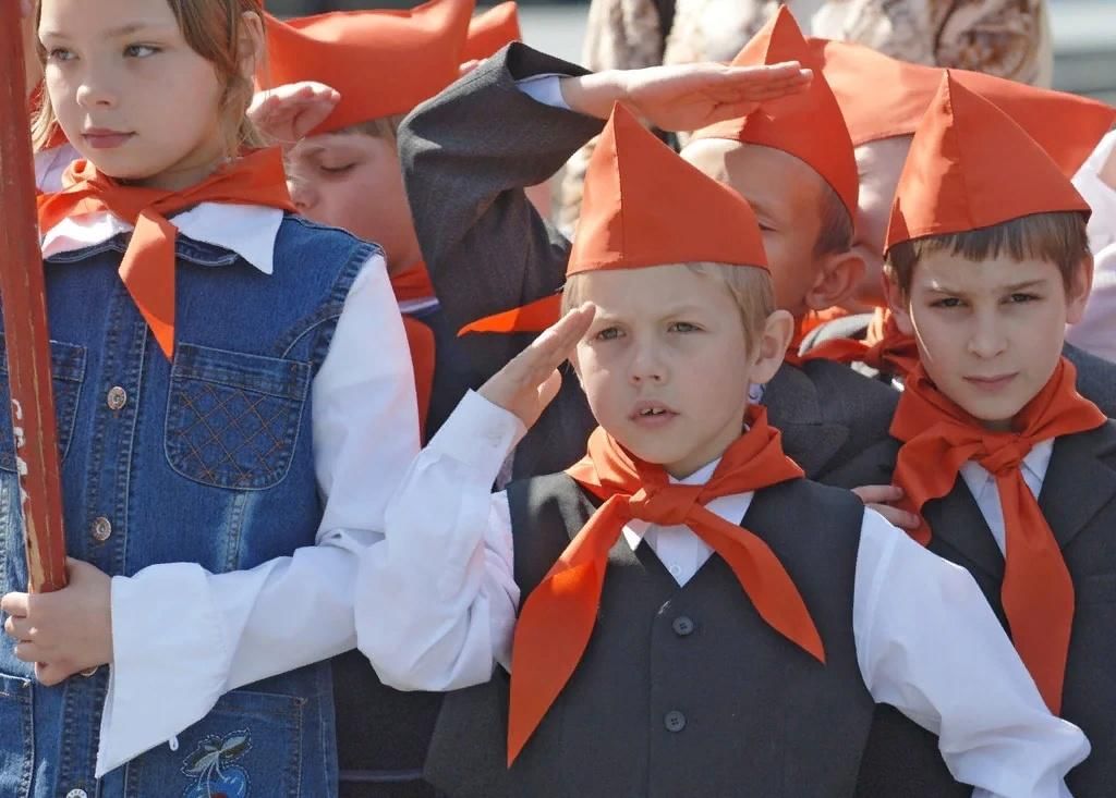 Дети в пионерских галстуках