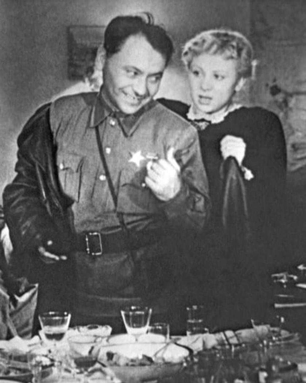 Валентина Серова в роли Лизы Ермоловой и Лев Свердлин в роли Миши Вайнштейна в художественном фильме Бориса Иванова и Александра Столпера «Жди меня» (1943)