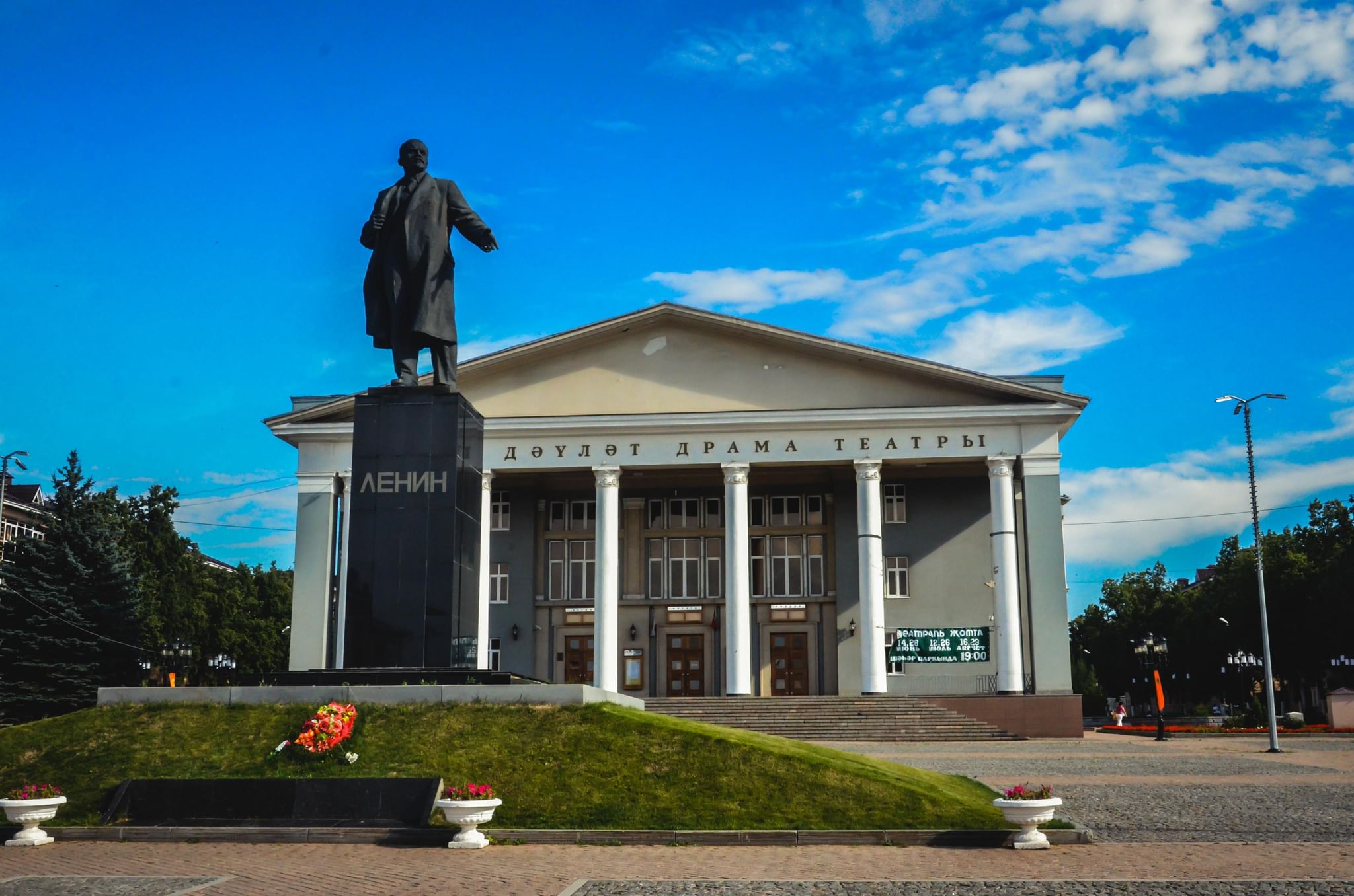 Памятник Ленину в Альметьевске