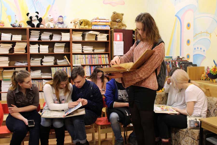 Мероприятие библиотека экскурсия. Экскурсия по библиотеке. Экскурсия по библиотеке для студентов. Картинка экскурсия в библиотеку. Онлайн экскурсия по библиотеке.