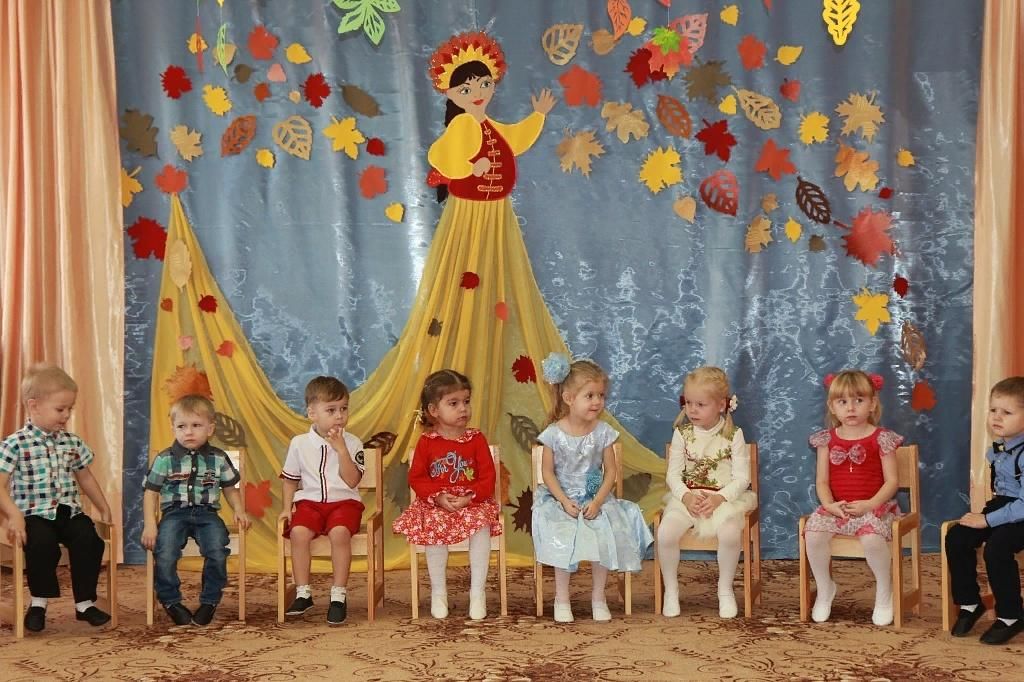 Дети в саду осень. Праздник осени в садике. Утренник в детском саду осень. Осенний утренник в детском саду. Праздник осени в детском са.