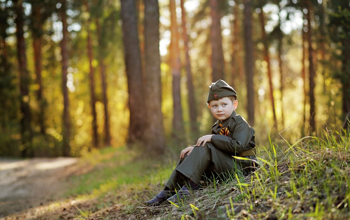 Солдат на природе. Мальчик солдат. Фотосессия Военная тематика. Солдат с ребенком.