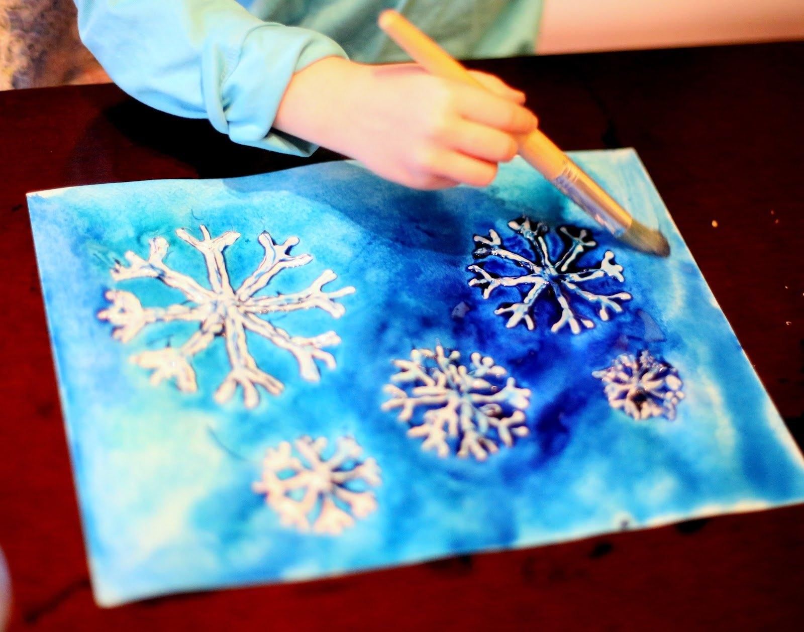 Рисование снежинки восковыми мелками и акварелью