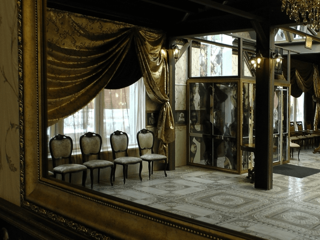 Фойе пермского театра «У Моста», Пермь. Фотография: <a href="https://www.teatr-umosta.ru/novoe-foje-v-teatre-u-mosta.html" target="_blank" rel="noopener">teatr-umosta.ru</a>